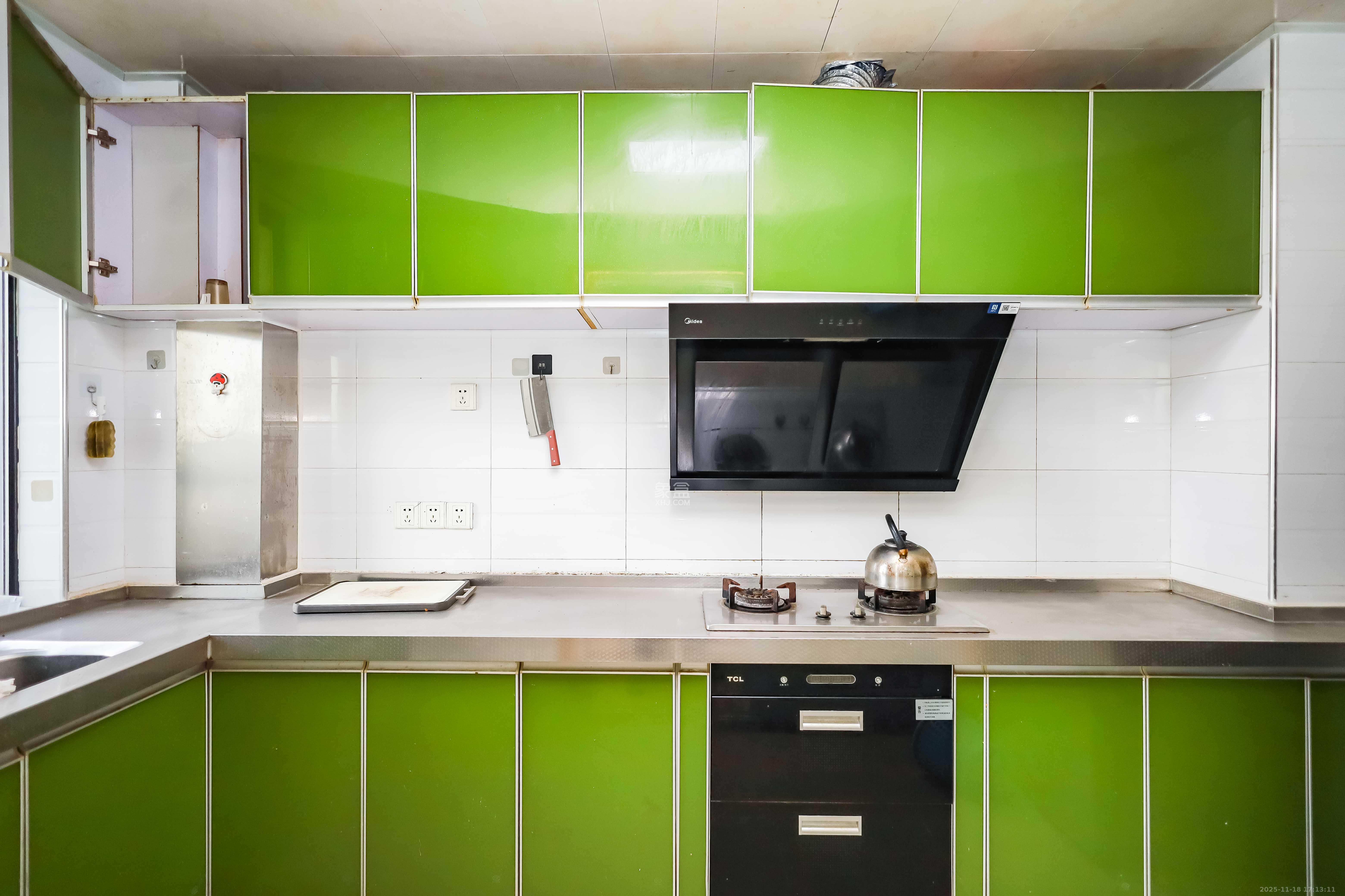 长房时代城  3室2厅2卫    118.8万厨房