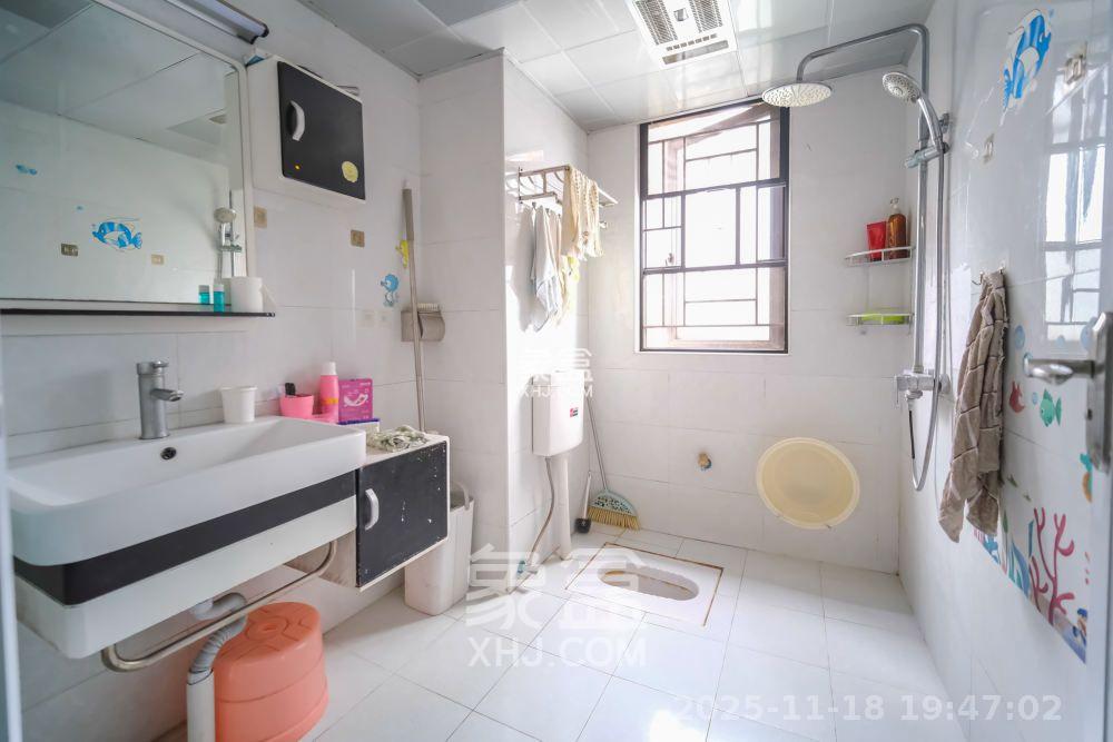 三一街区  3室2厅2卫    1900.0元/月室内图