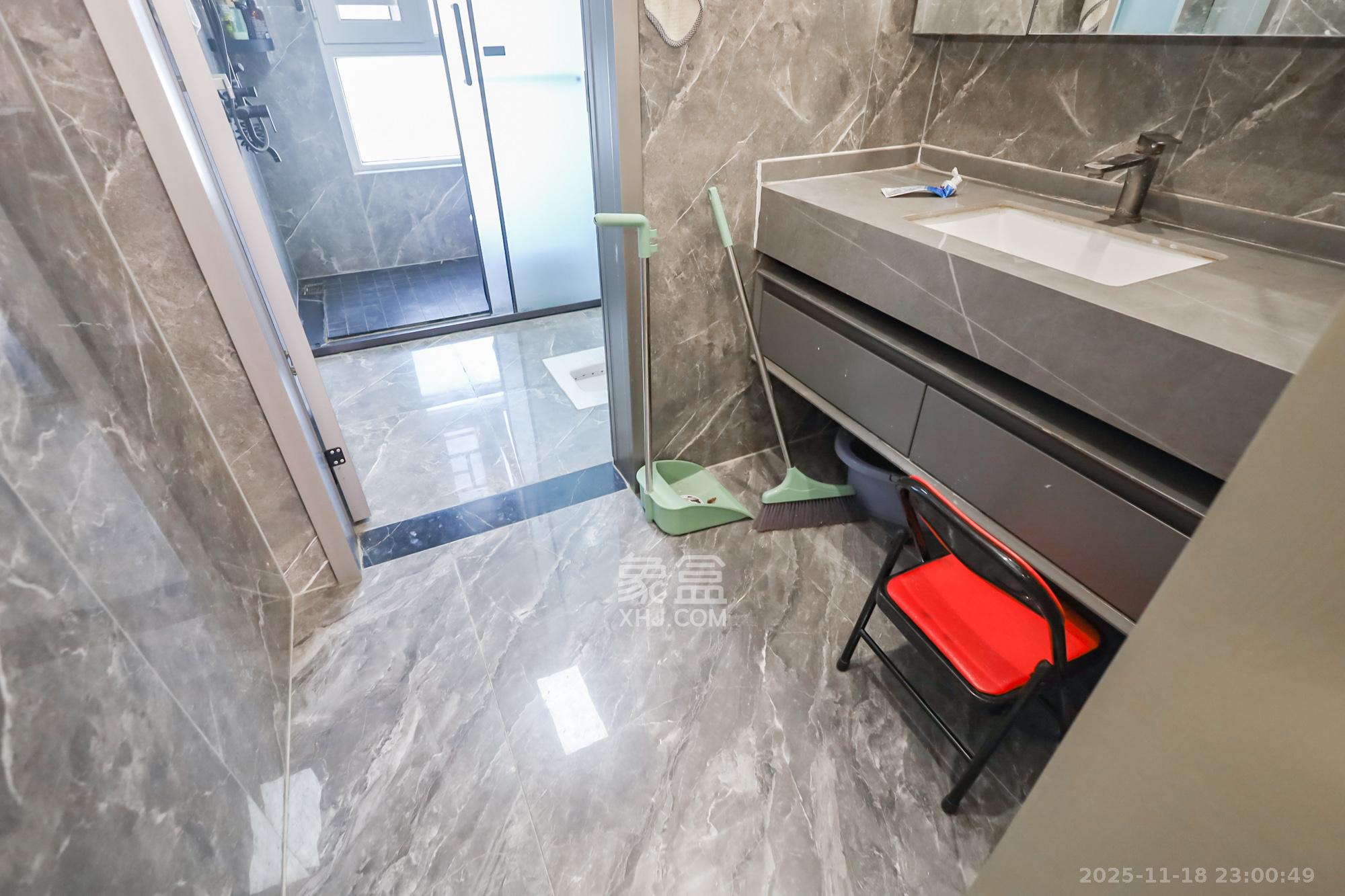 华韵城市海岸（城市水岸苑）  5室2厅3卫    210.0万卫生间