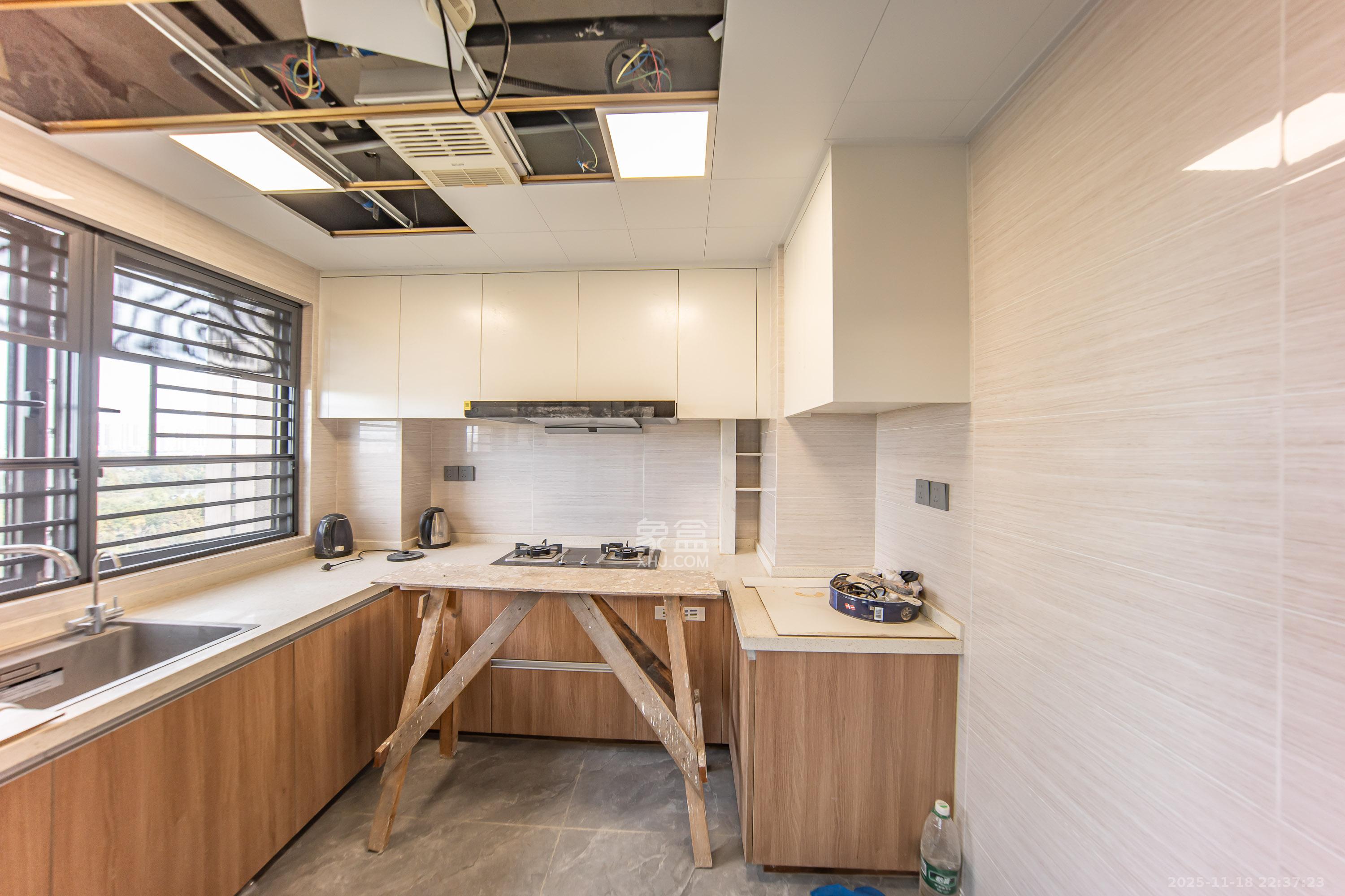 深业鹭栖府  4室2厅2卫    218.0万厨房