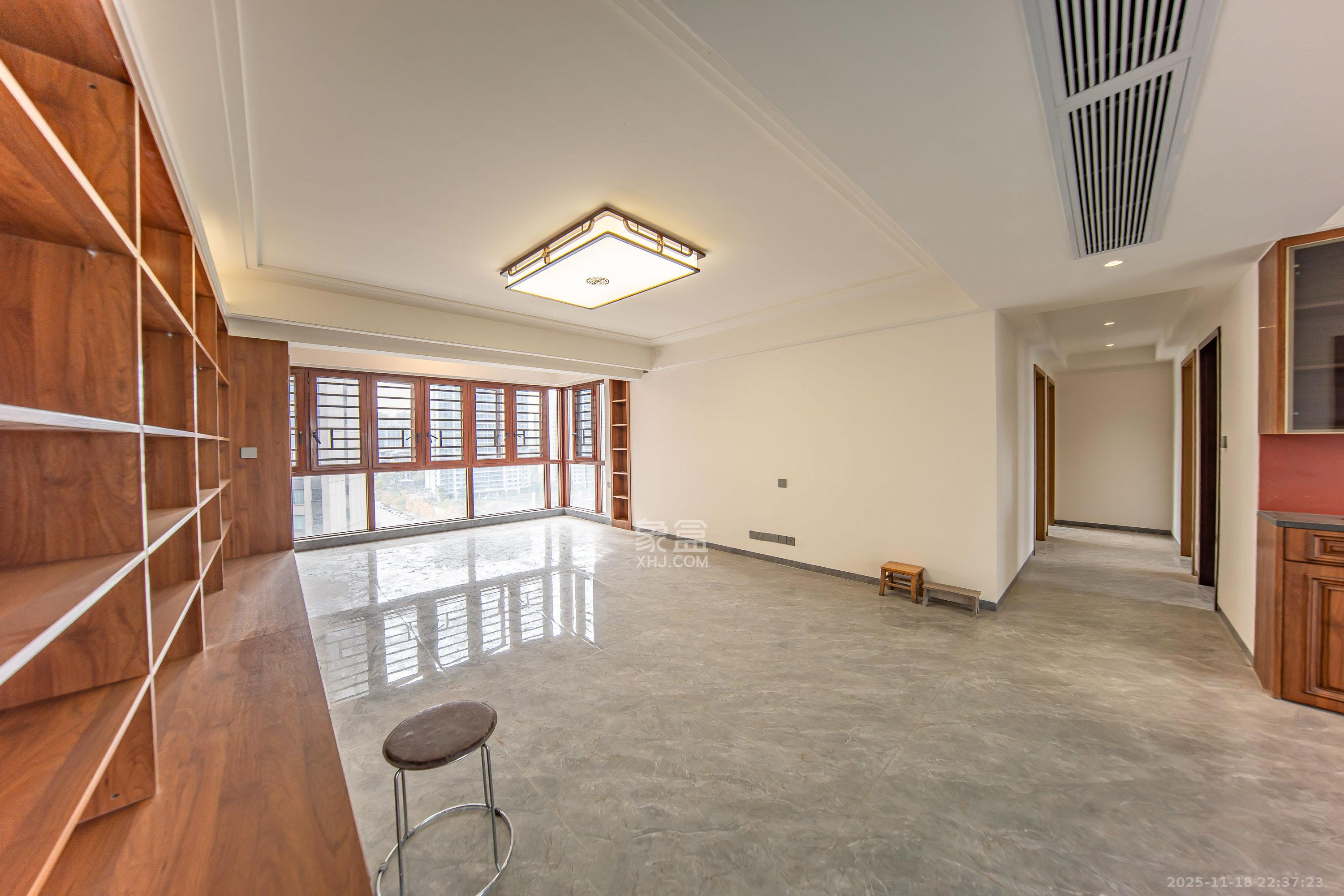 深业鹭栖府  4室2厅2卫    218.0万客厅