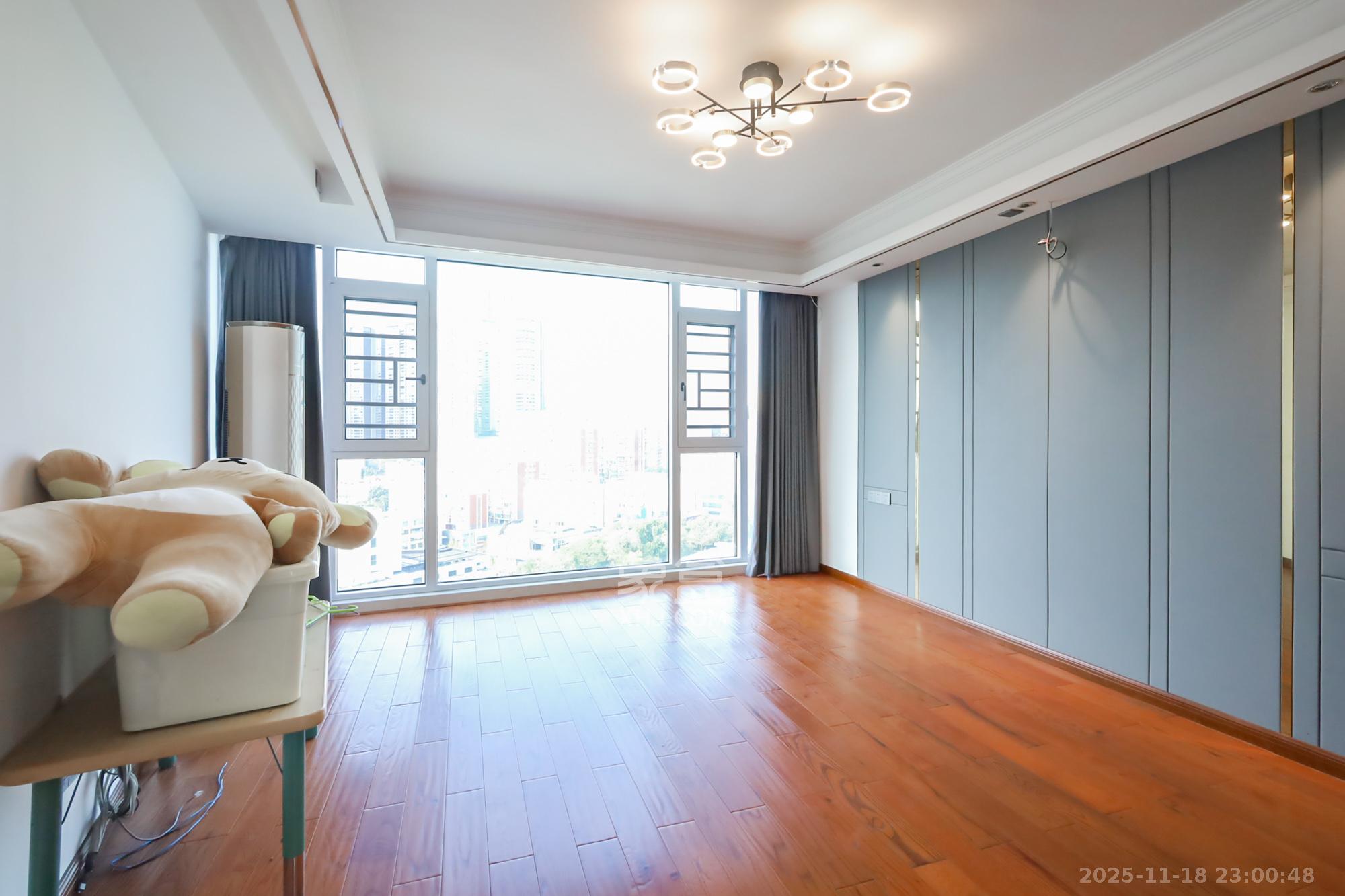 华韵城市海岸(城市水岸苑) 5室2厅3卫 210.0万 华韵城市海岸(城市水岸苑) 5室2厅3卫 210.0万卧室