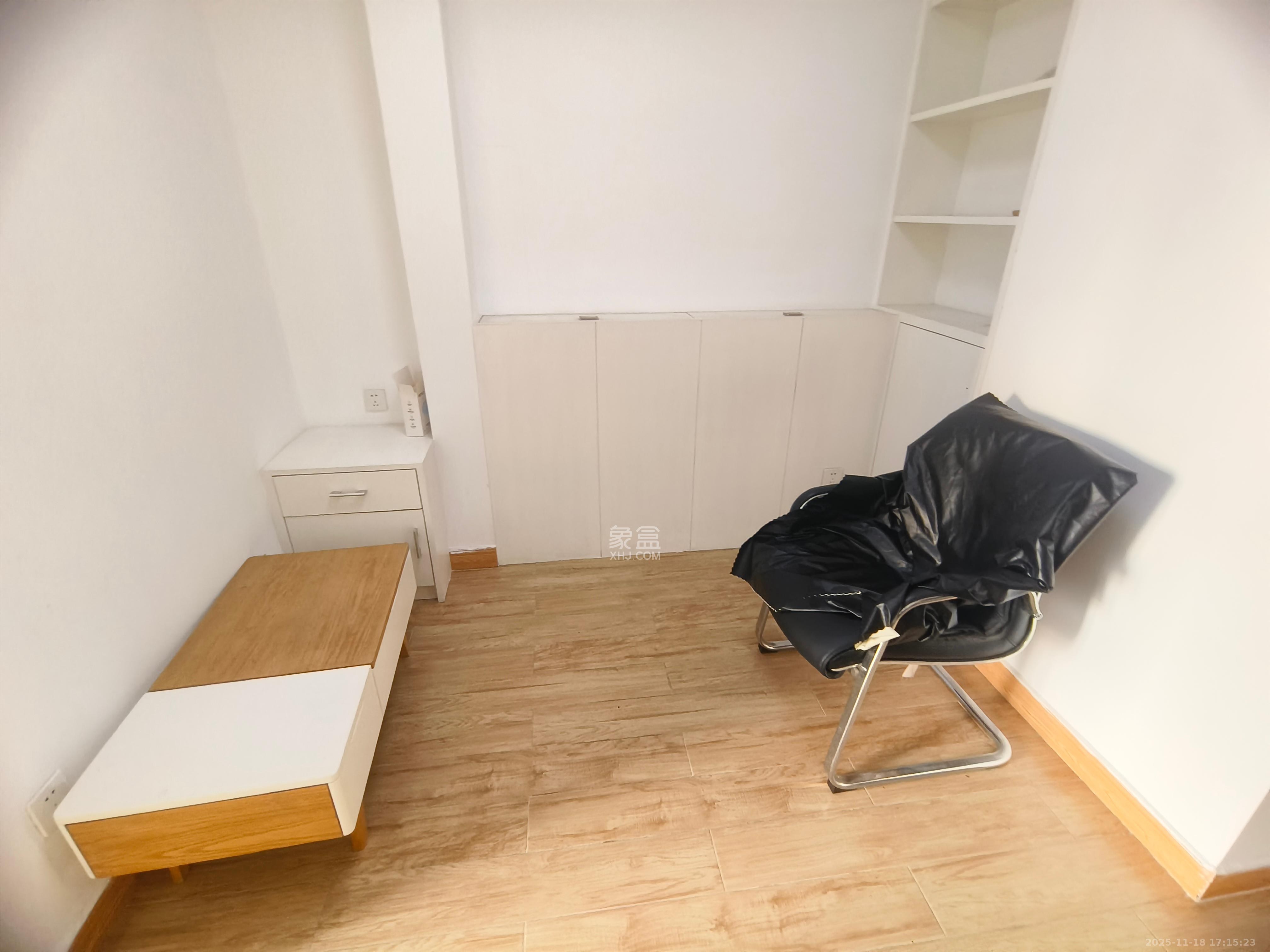 郡原广场  1室1厅1卫    2000.0元/月室内图