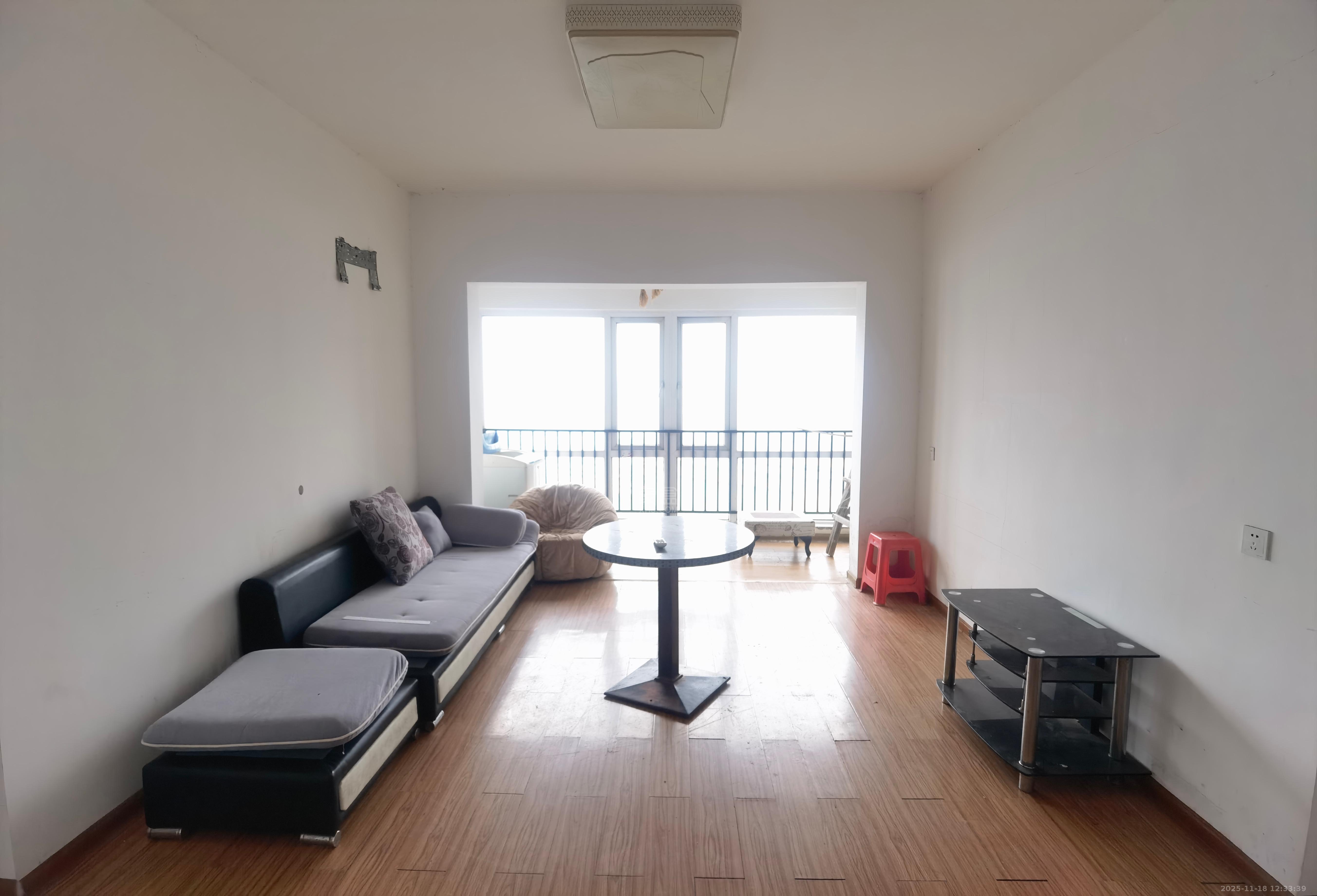 美的城三期  3室2厅2卫    1500.0元/月室内图