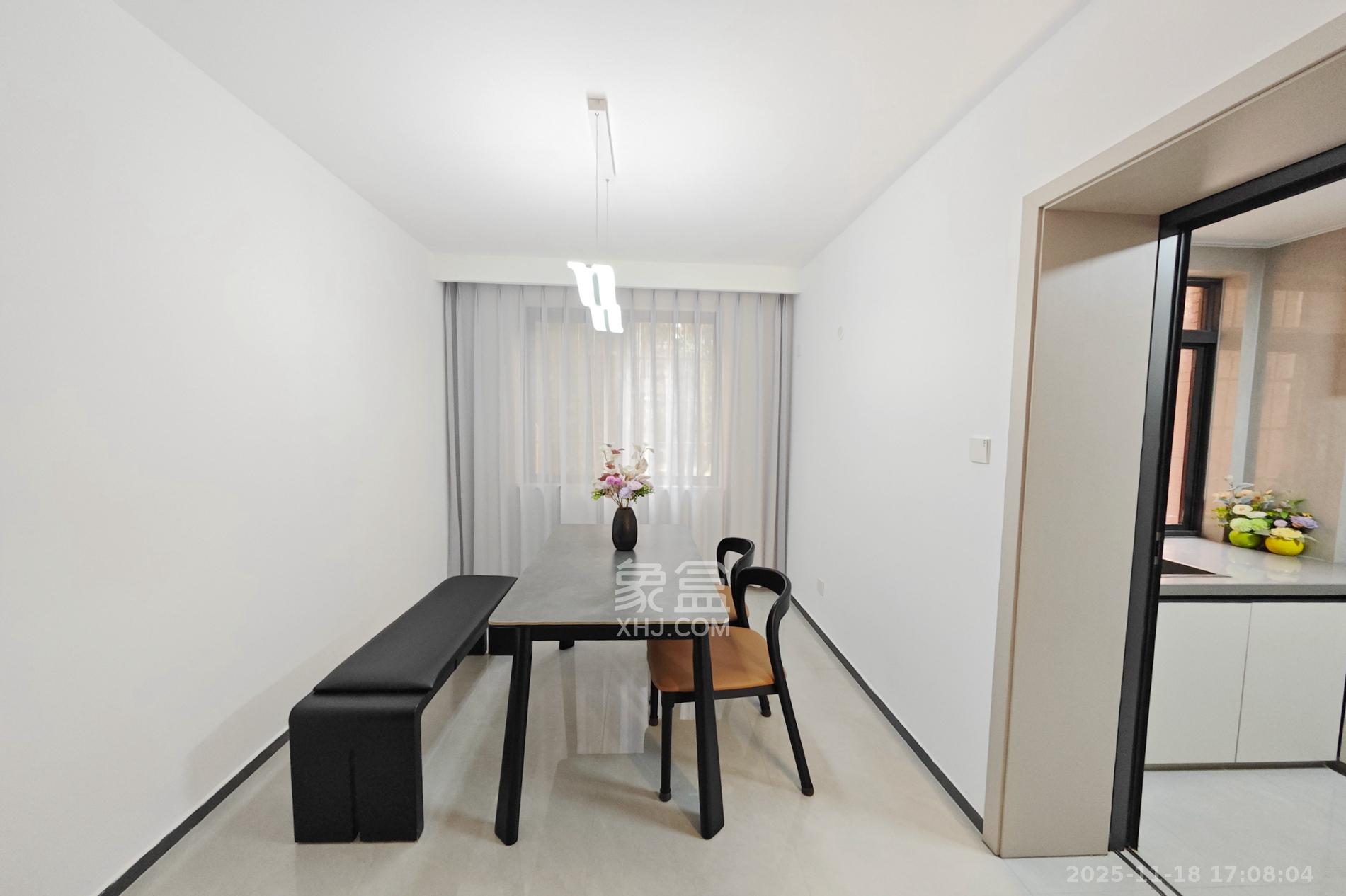 福乐名园  3室2厅2卫    150.0万客厅