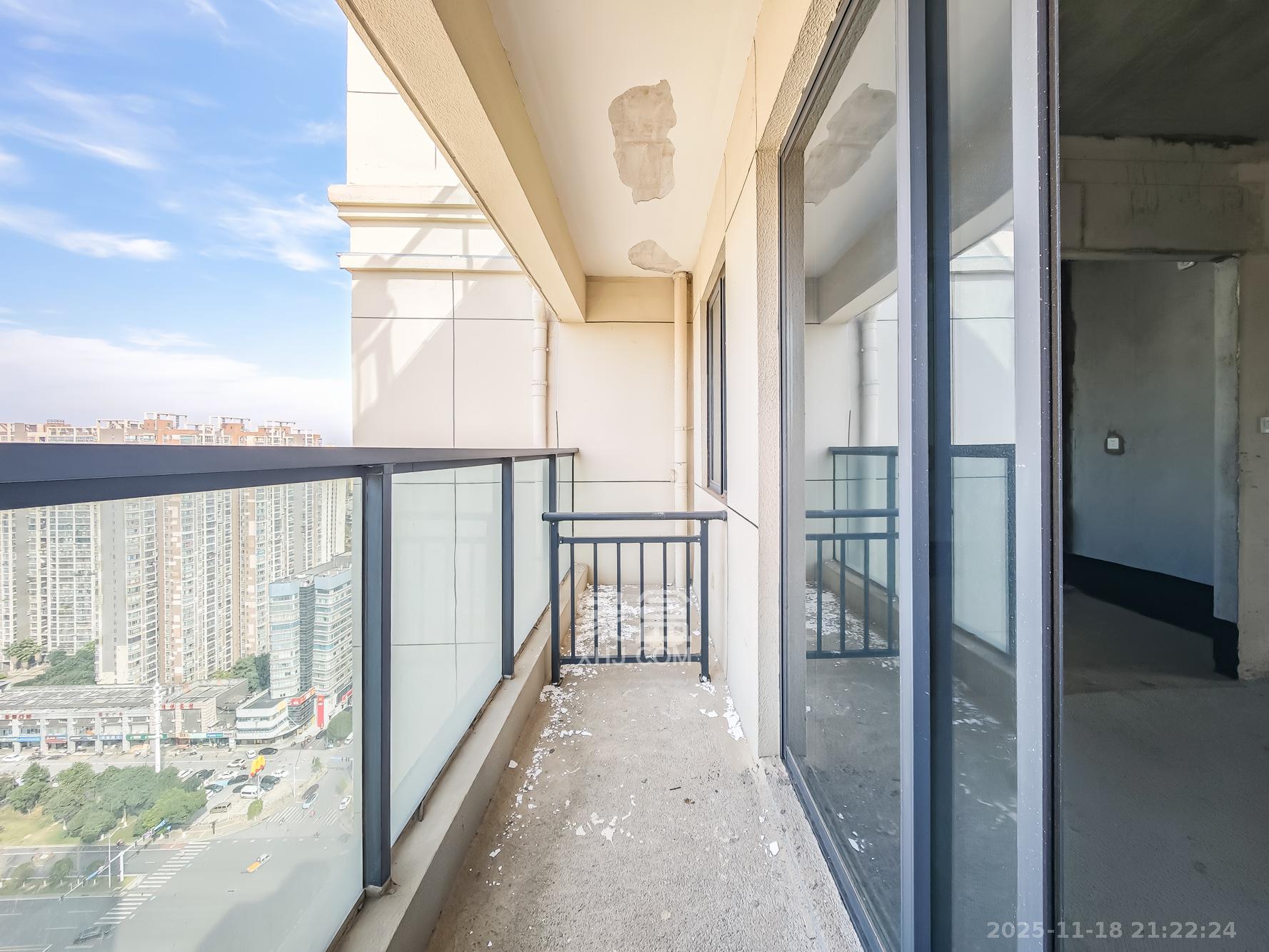 秀峰一品  4室2厅2卫    130.0万阳台