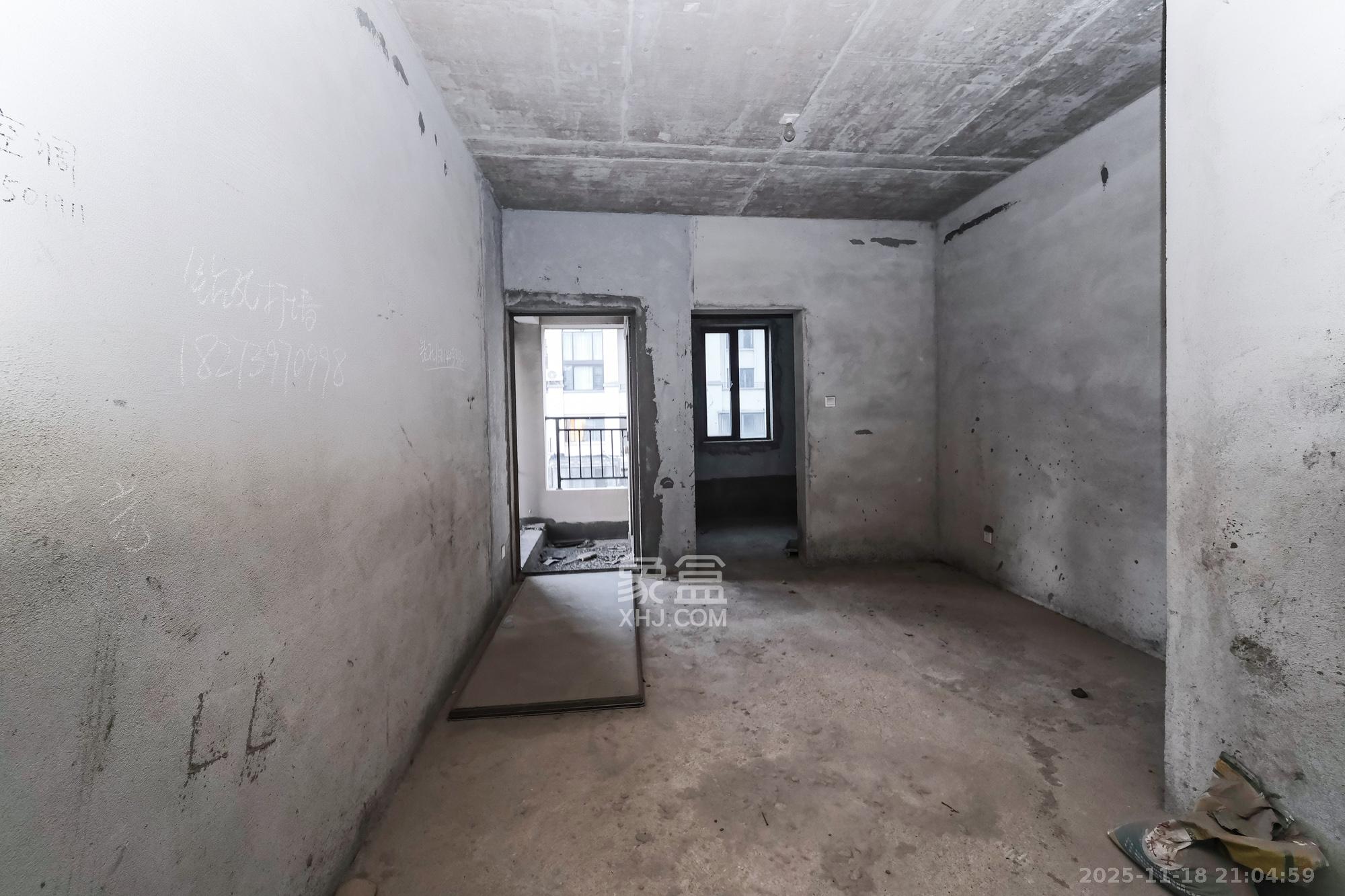 艾美潇湘 3室2厅2卫 73.8万 艾美潇湘 3室2厅2卫 73.8万客厅