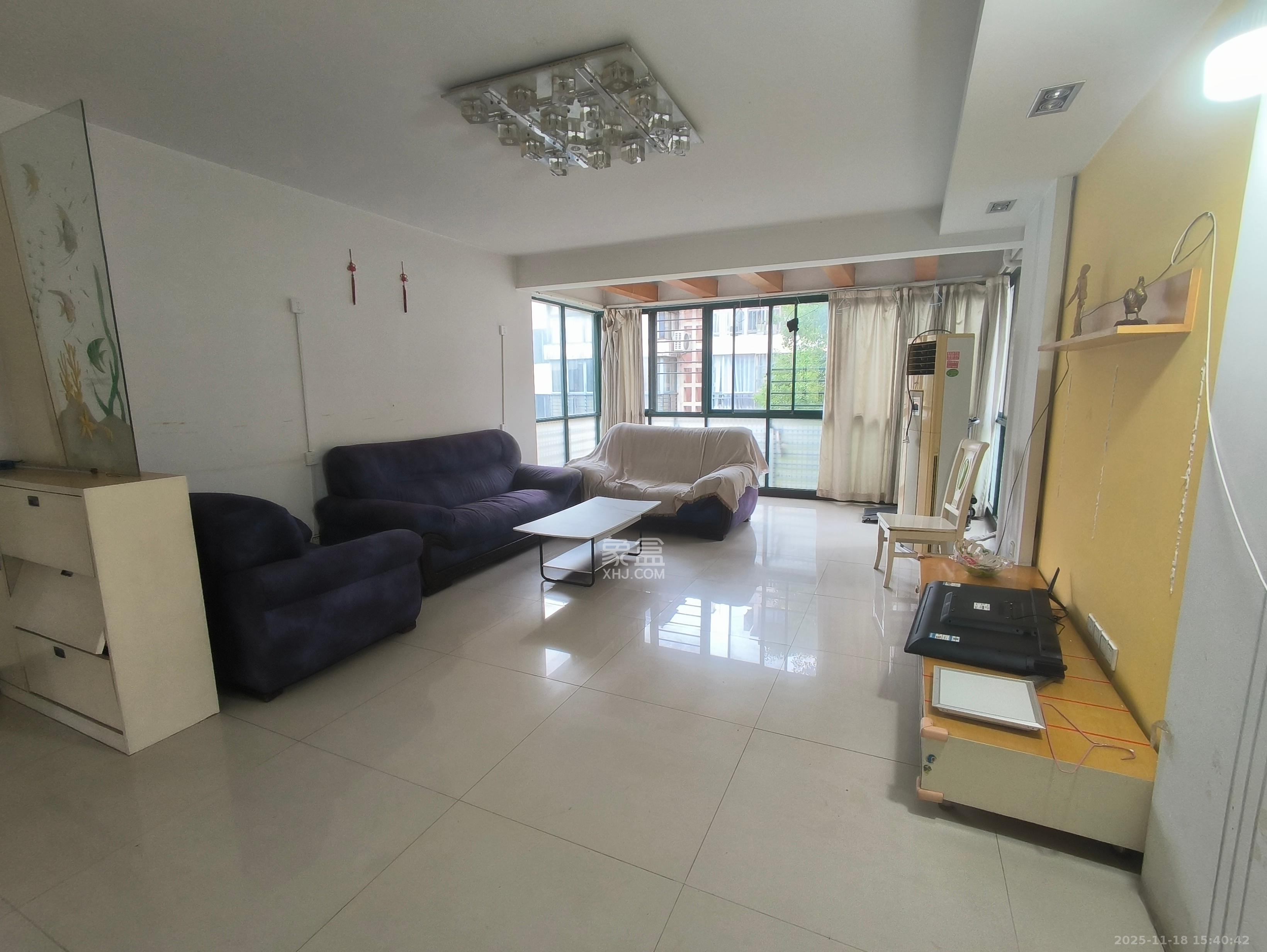 东方新城  3室2厅1卫    2400.0元/月