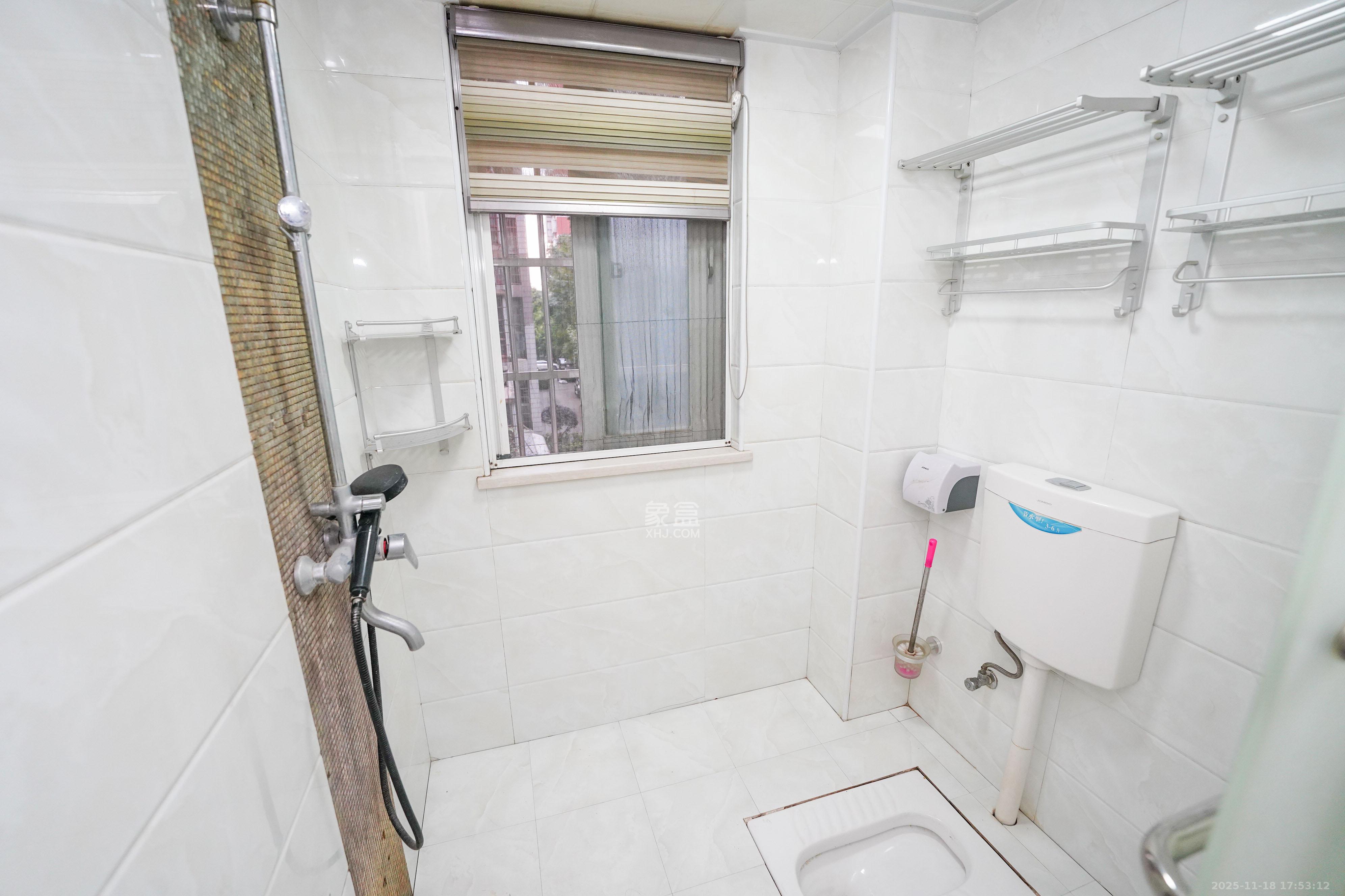 理工大学职工单位房青年汇  3室2厅2卫    88.0万卫生间