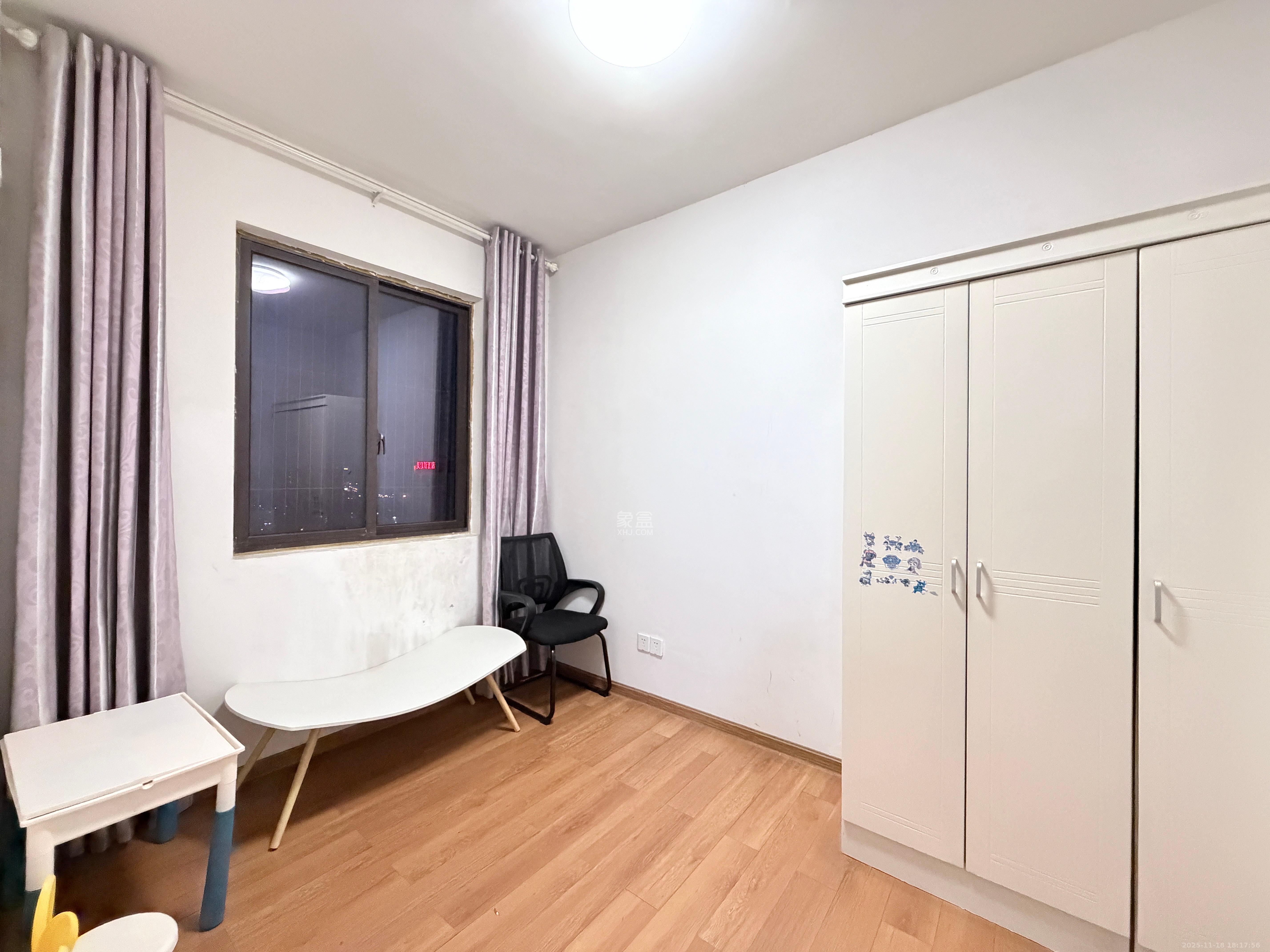 绿地中央广场  3室2厅1卫    2500.0元/月室内图