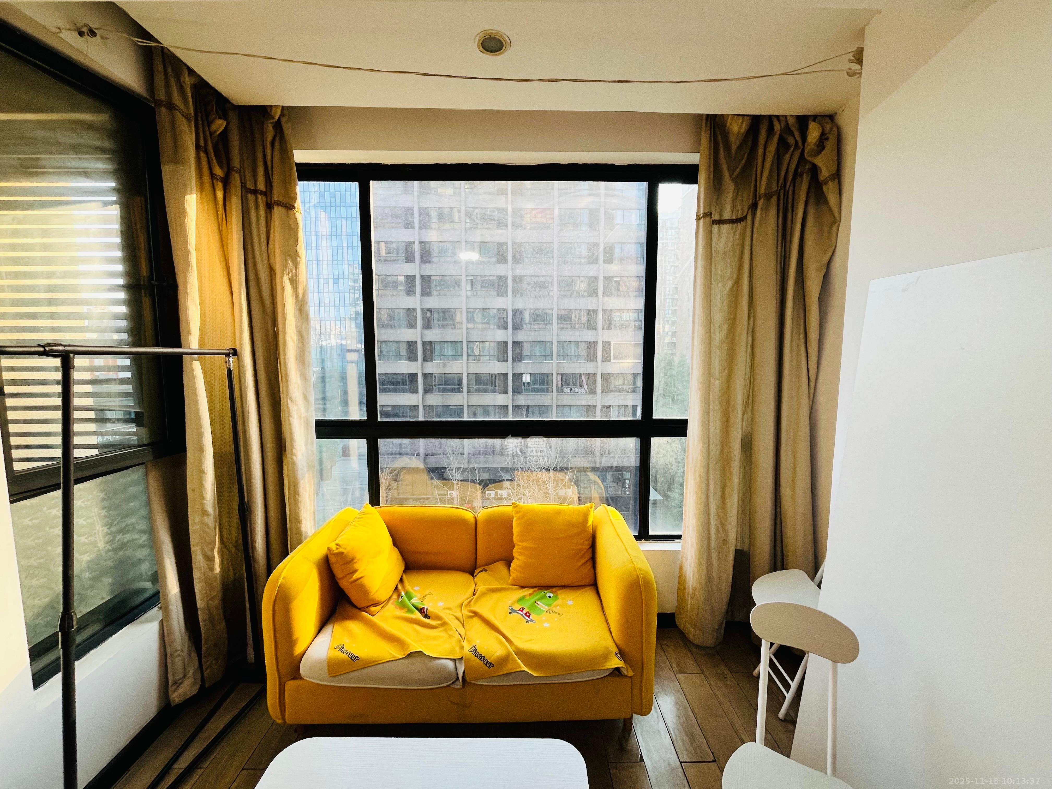 标志商务中心  1室1厅1卫    1200.0元/月室内图