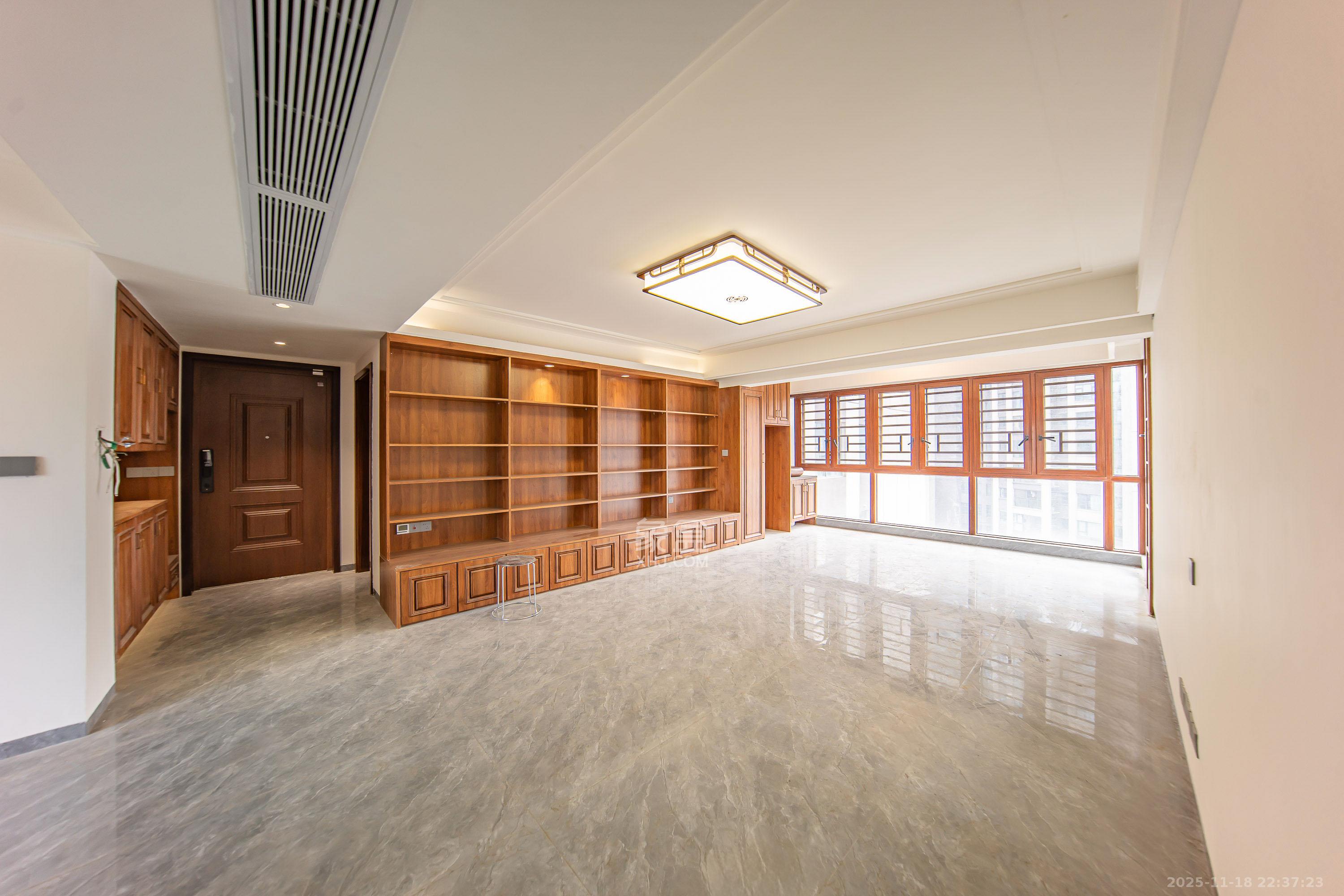 深业鹭栖府  4室2厅2卫    218.0万客厅