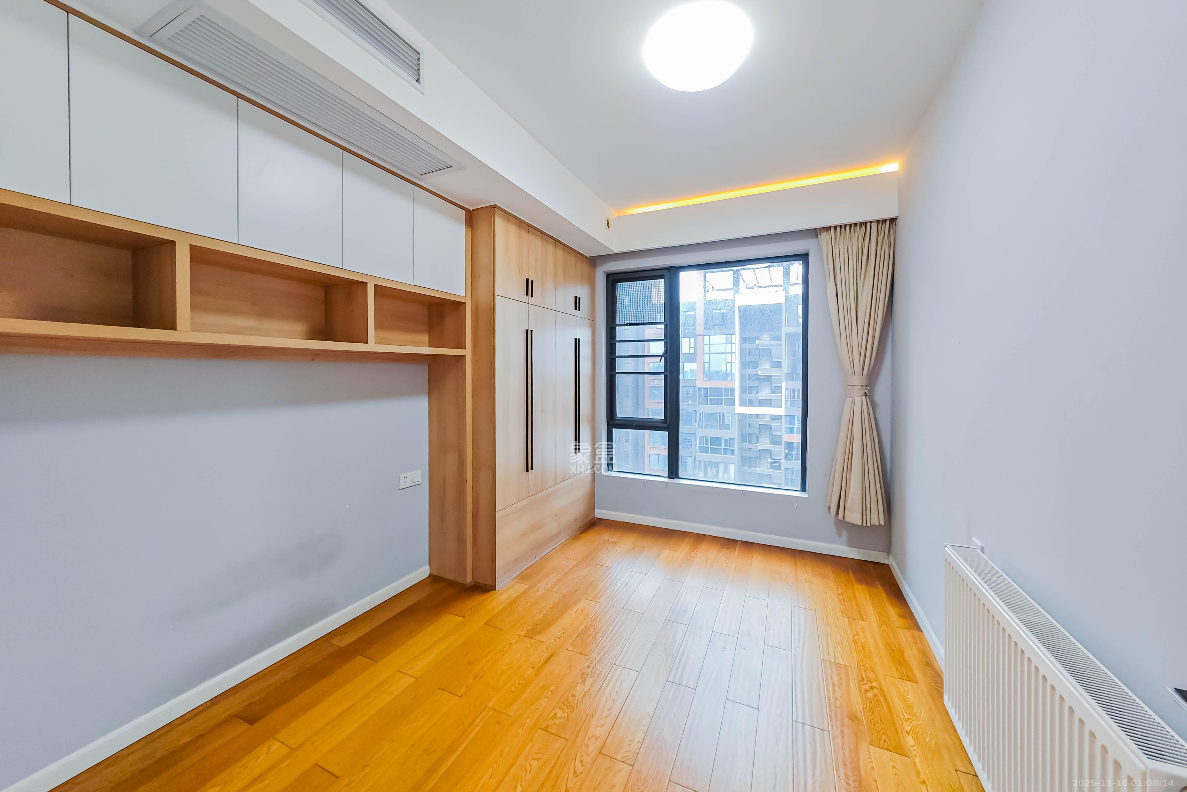 京武浪琴山一、二期  4室2厅2卫    400.0万卧室