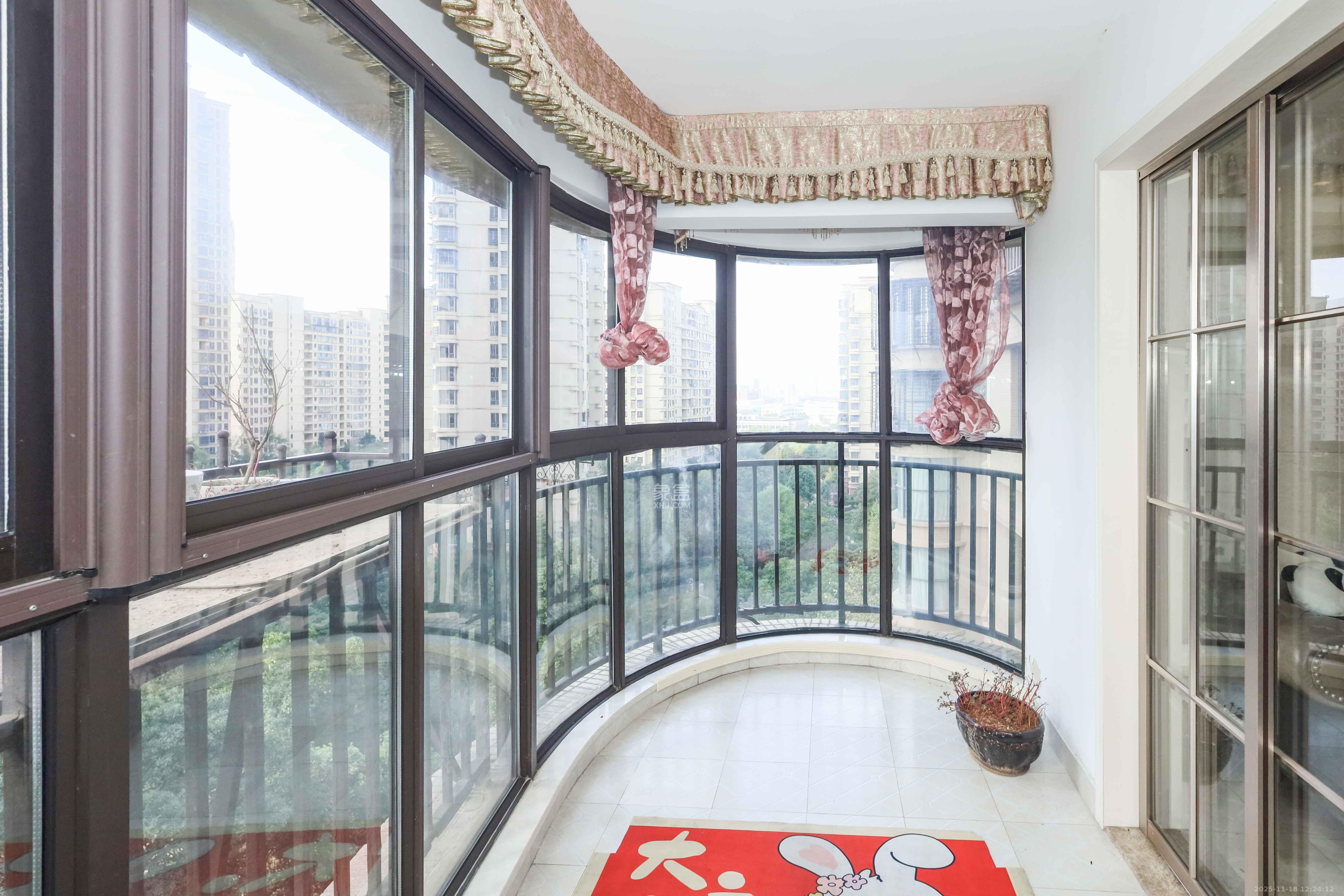 保利麓谷林语D区 3室2厅2卫 199.0万 保利麓谷林语D区 3室2厅2卫 199.0万阳台