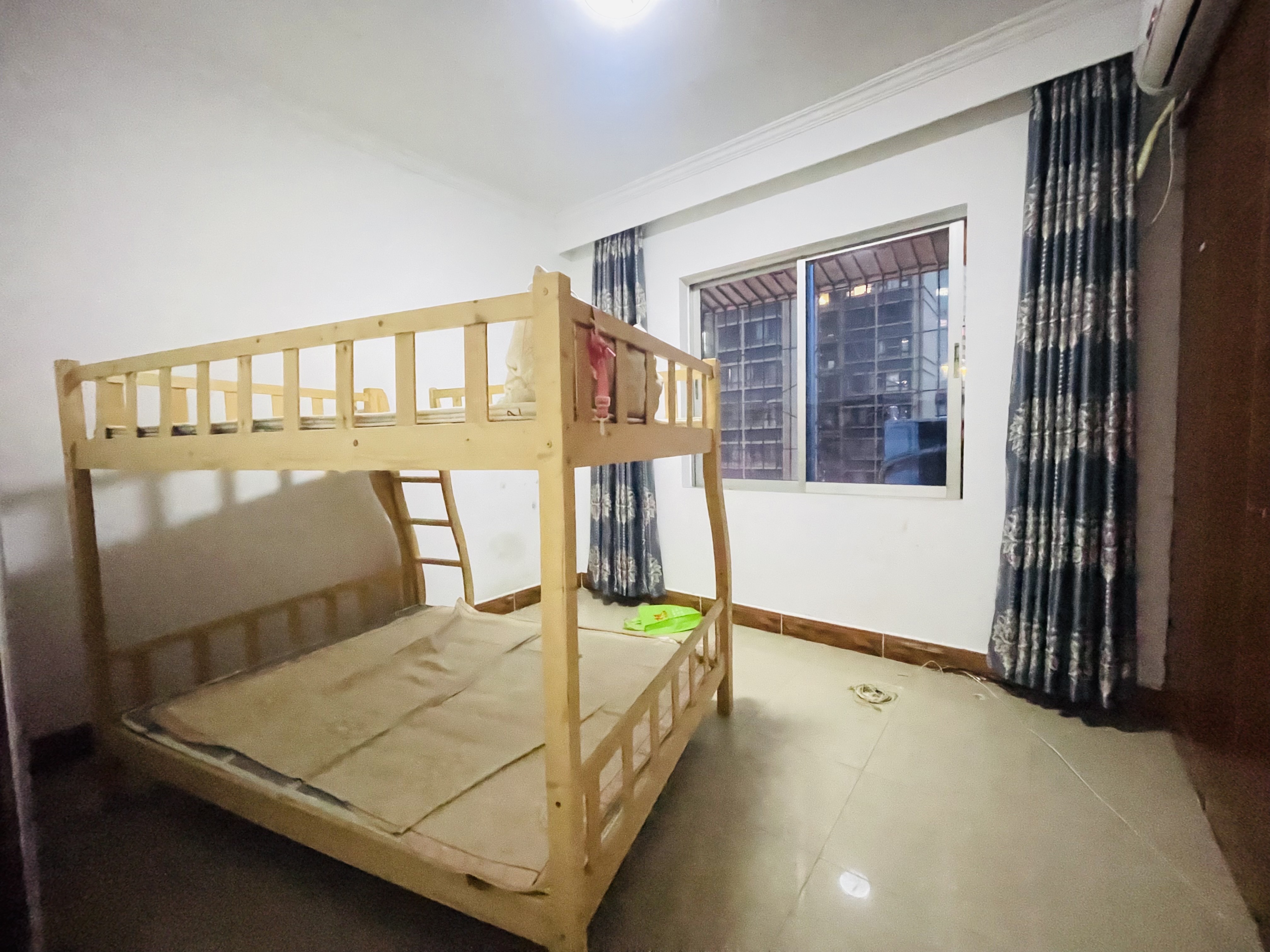 新华公寓 3室2厅1卫 2500.0元/月 新华公寓 3室2厅1卫 2500.0元/月室内图