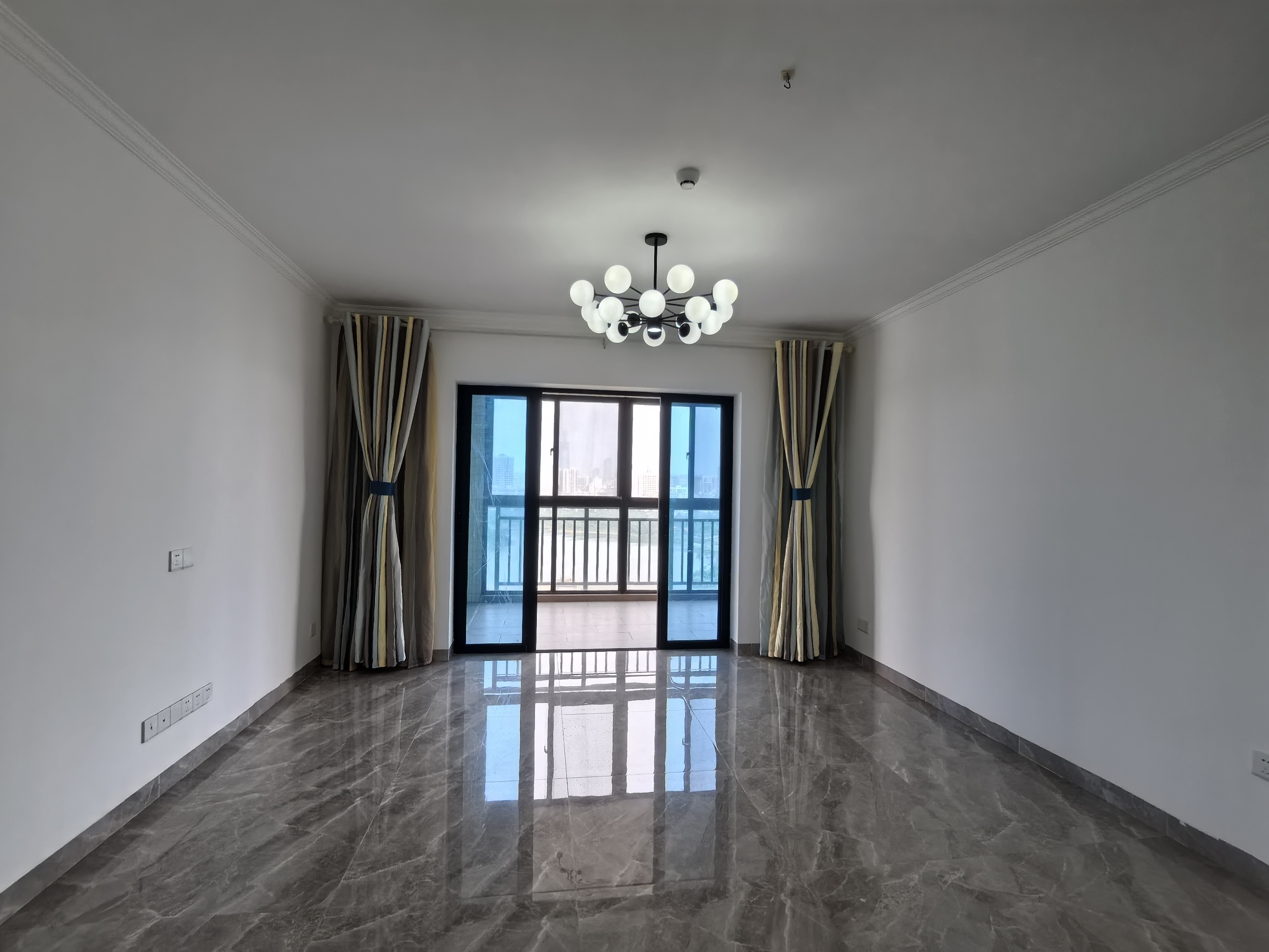 椰海家园一期  3室2厅2卫    3300.0元/月室内图