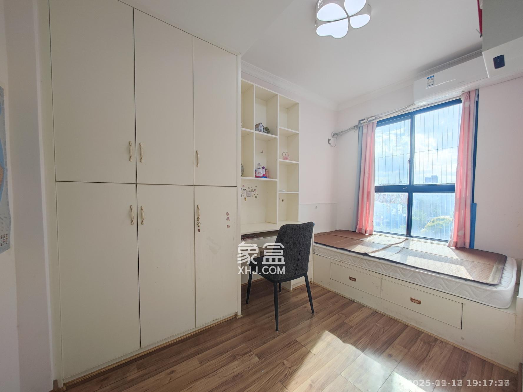 长房半岛蓝湾(观山月) 3室2厅1卫 2600.0元/月 长房半岛蓝湾(观山月) 3室2厅1卫 2600.0元/月室内图