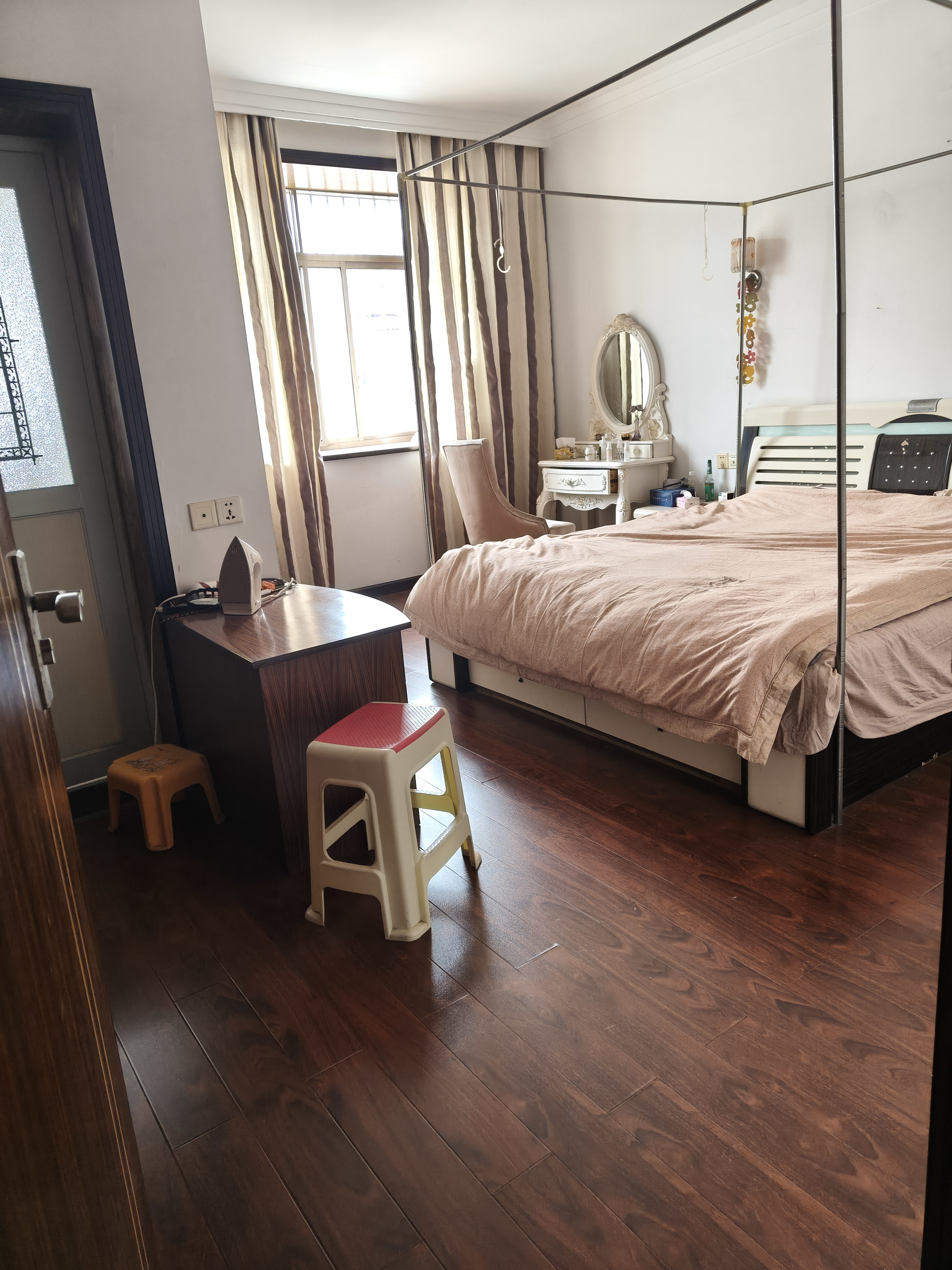 银海公寓 1室0厅0卫 56.8万 银海公寓 1室0厅0卫 56.8万卧室