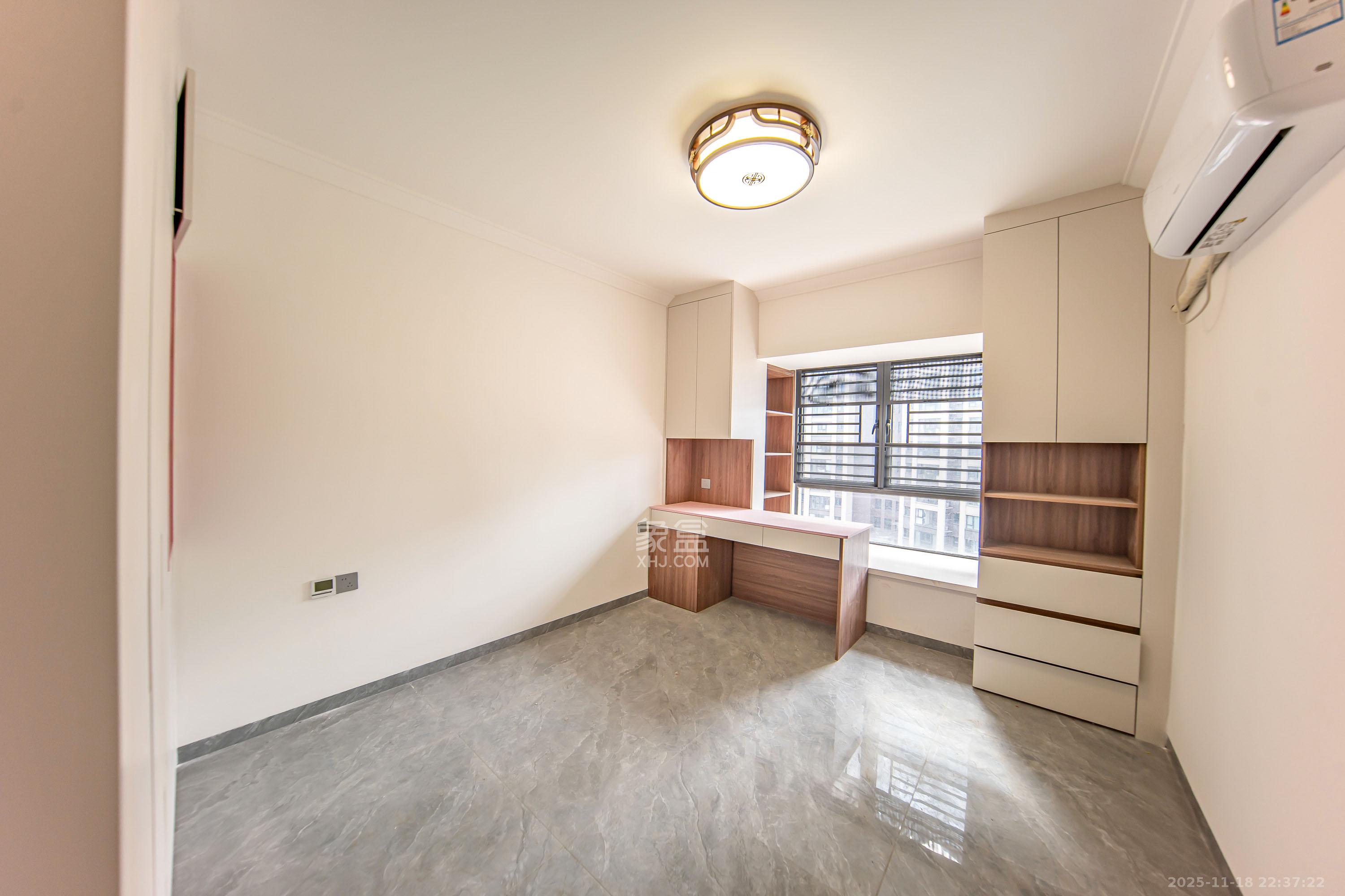 深业鹭栖府  4室2厅2卫    218.0万卧室