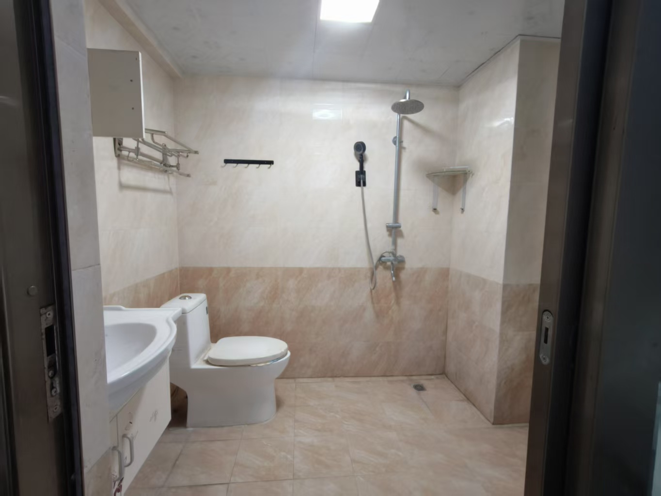 滨海豪庭  3室2厅2卫    4500.0元/月室内图1