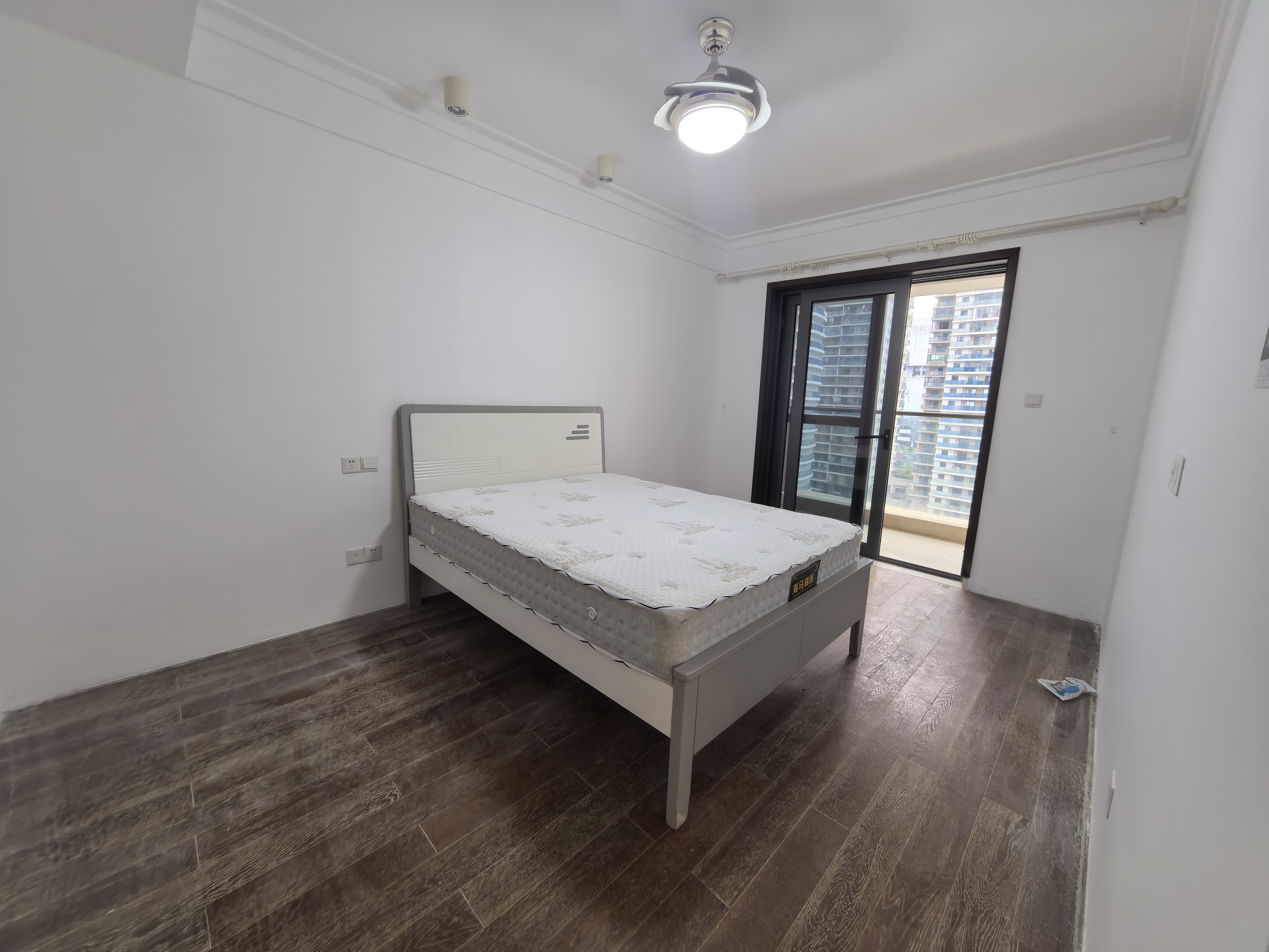 海域阳光（一二期）  2室1厅1卫    2300.0元/月