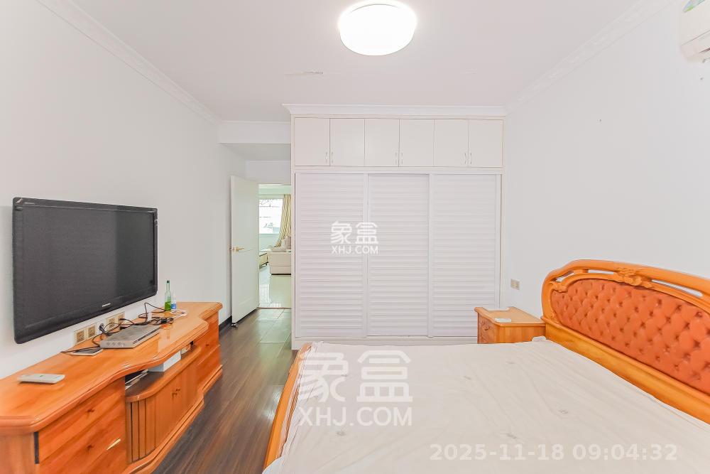 南建公寓  3室2厅2卫    2000.0元/月室内图