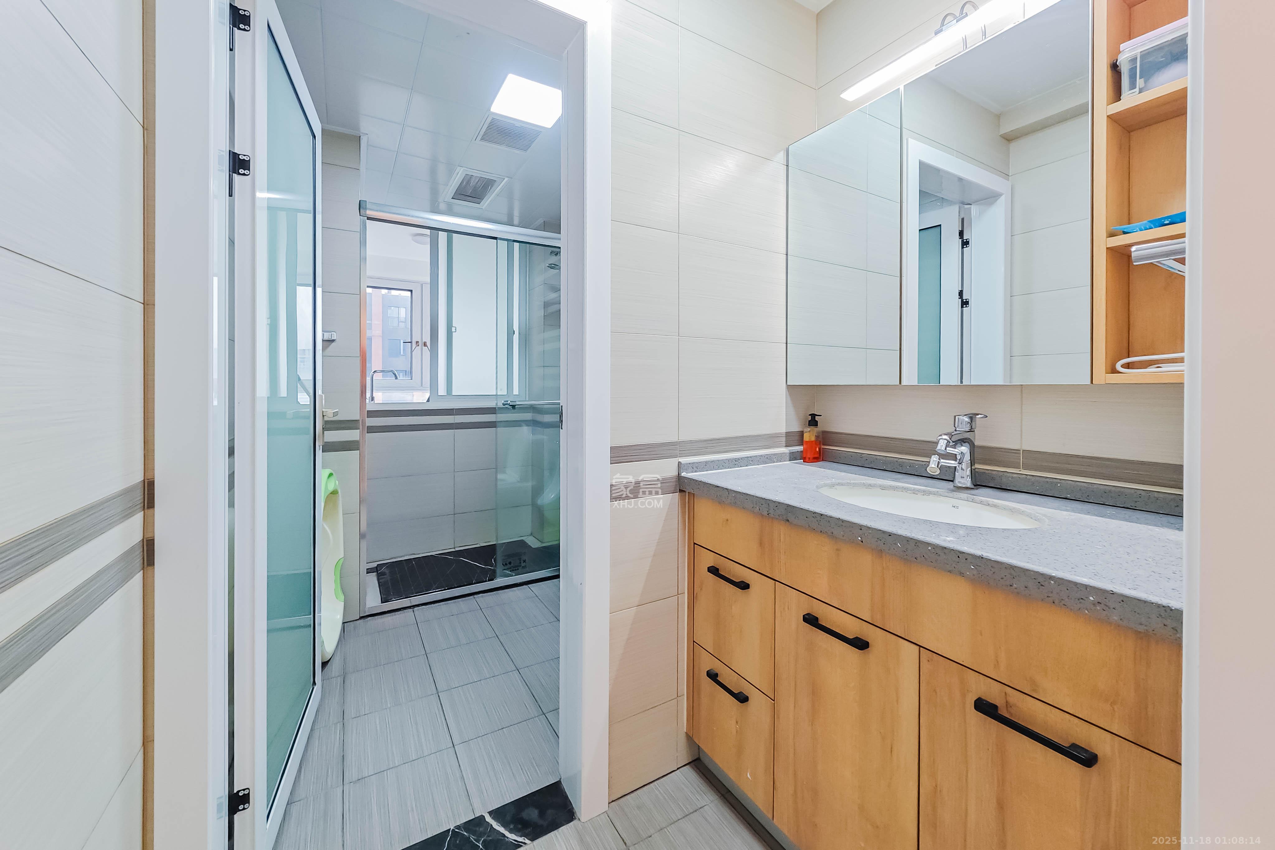 京武浪琴山一、二期  4室2厅2卫    400.0万卫生间