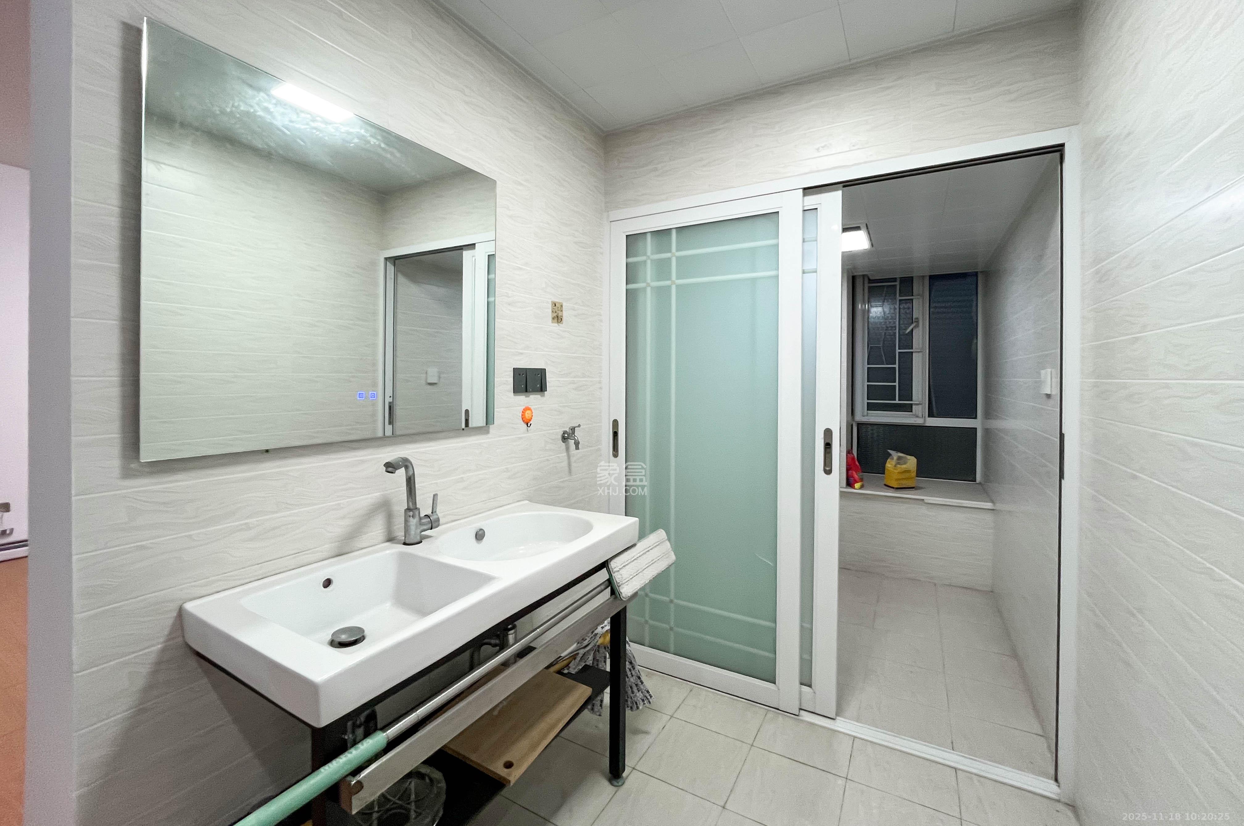 湘麓国际 3室2厅2卫 93.8万 湘麓国际 3室2厅2卫 93.8万卫生间