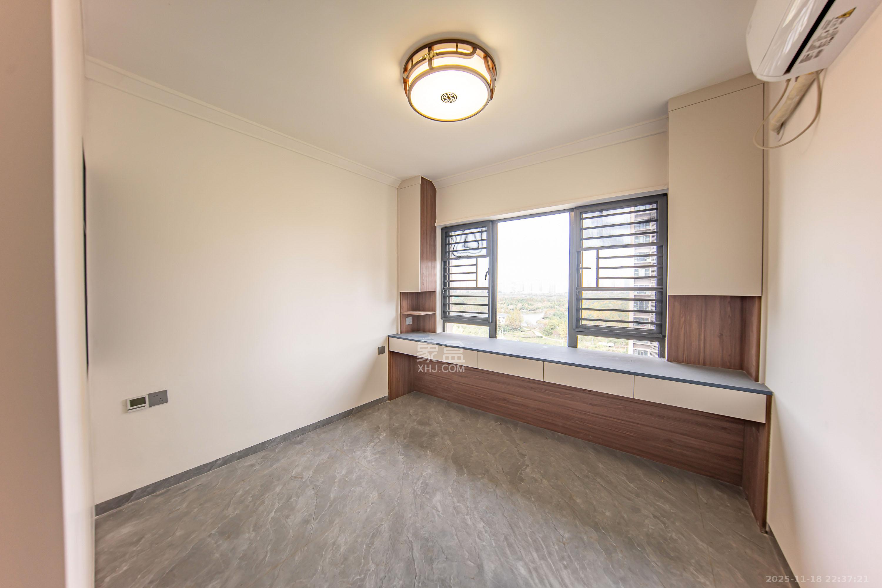 深业鹭栖府  4室2厅2卫    218.0万卧室