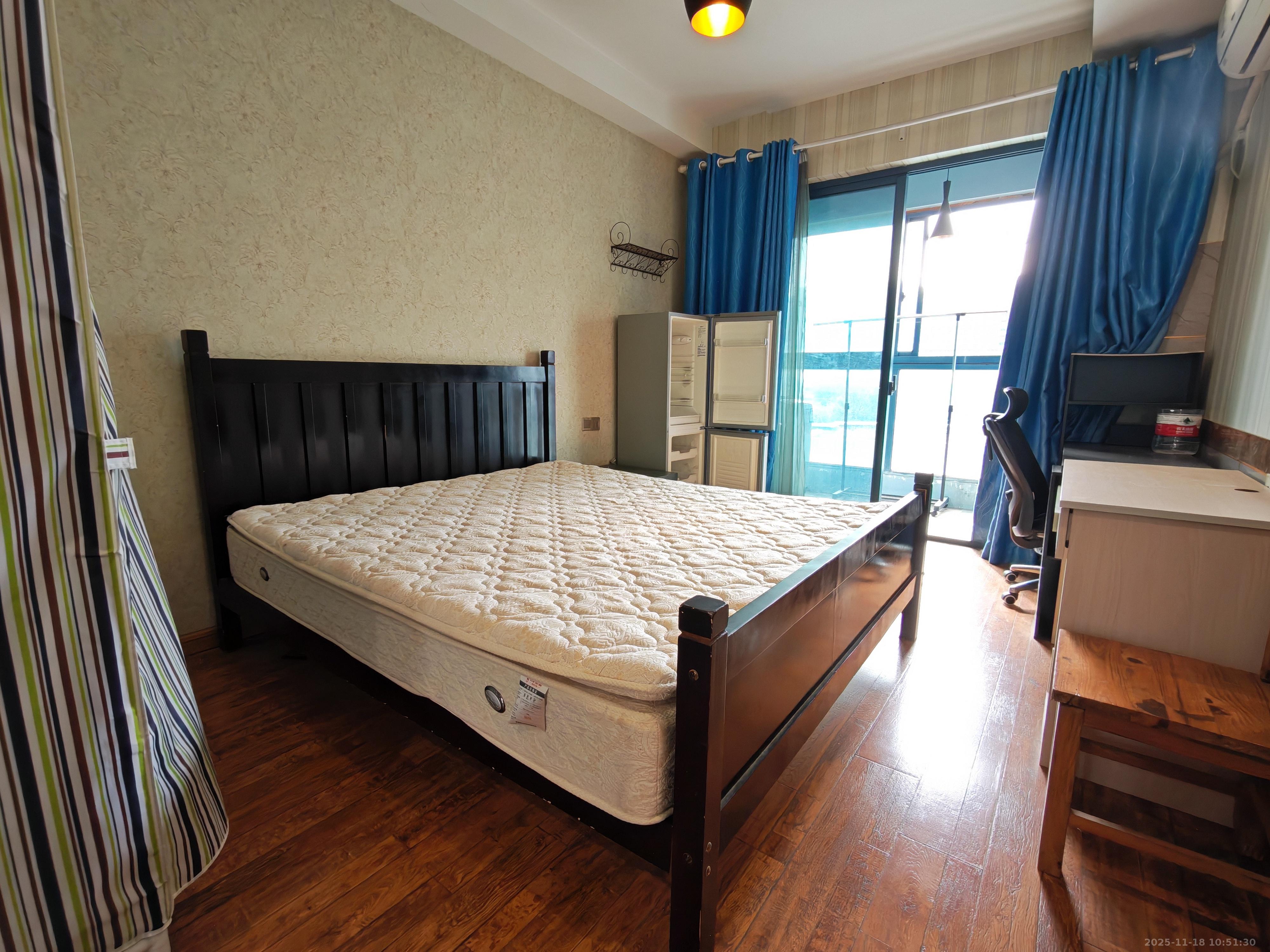 绿地中央广场  1室1厅1卫    1300.0元/月