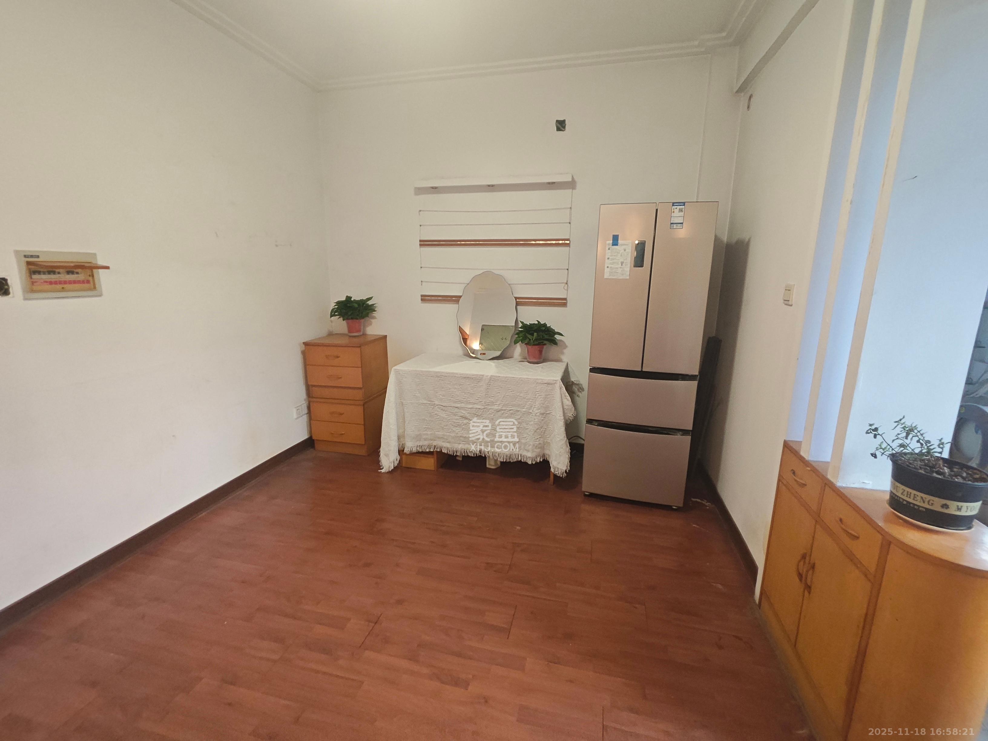 都市E站  1室1厅1卫    1400.0元/月室内图1