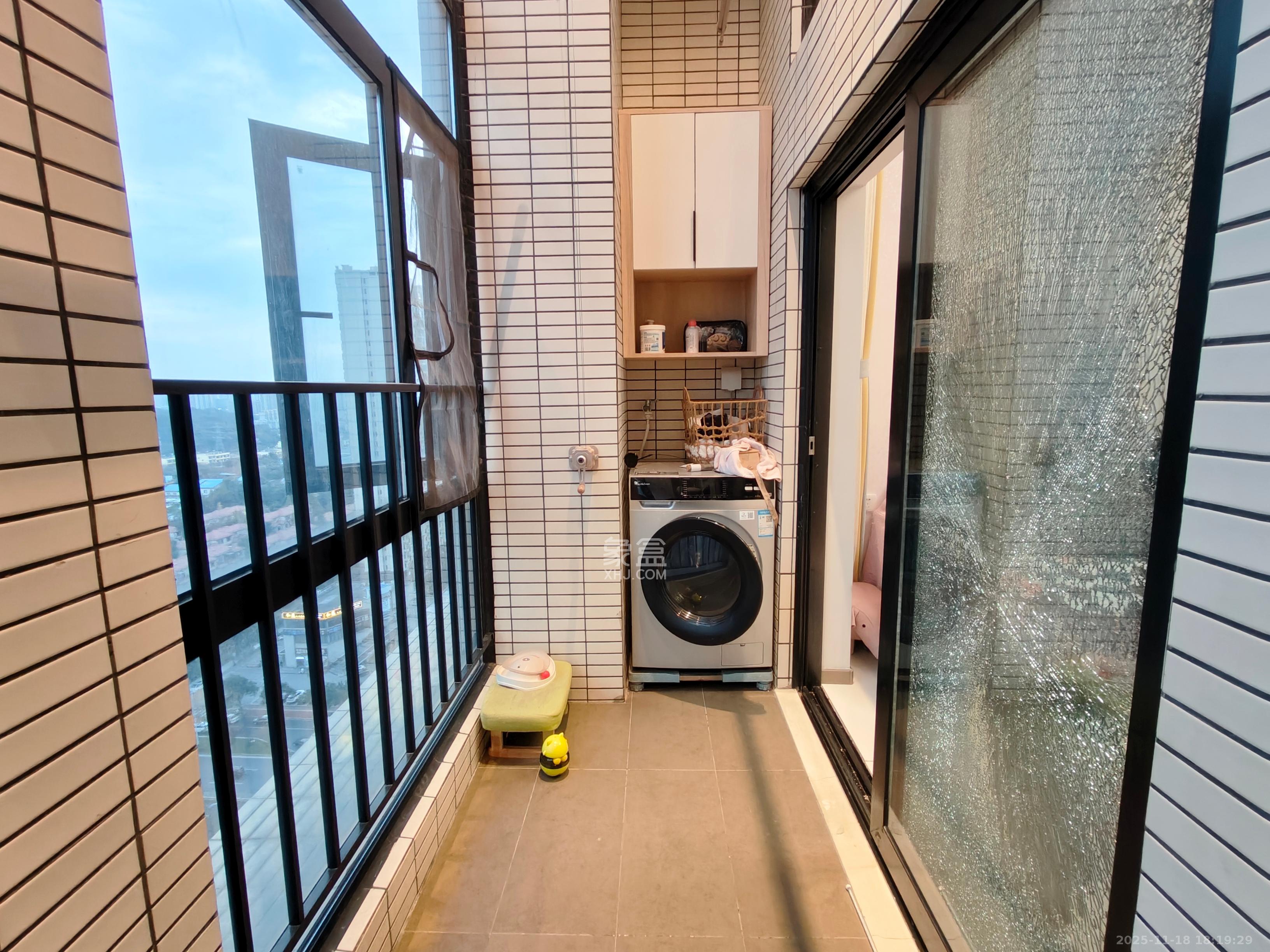 时代年华  3室2厅2卫    1900.0元/月室内图