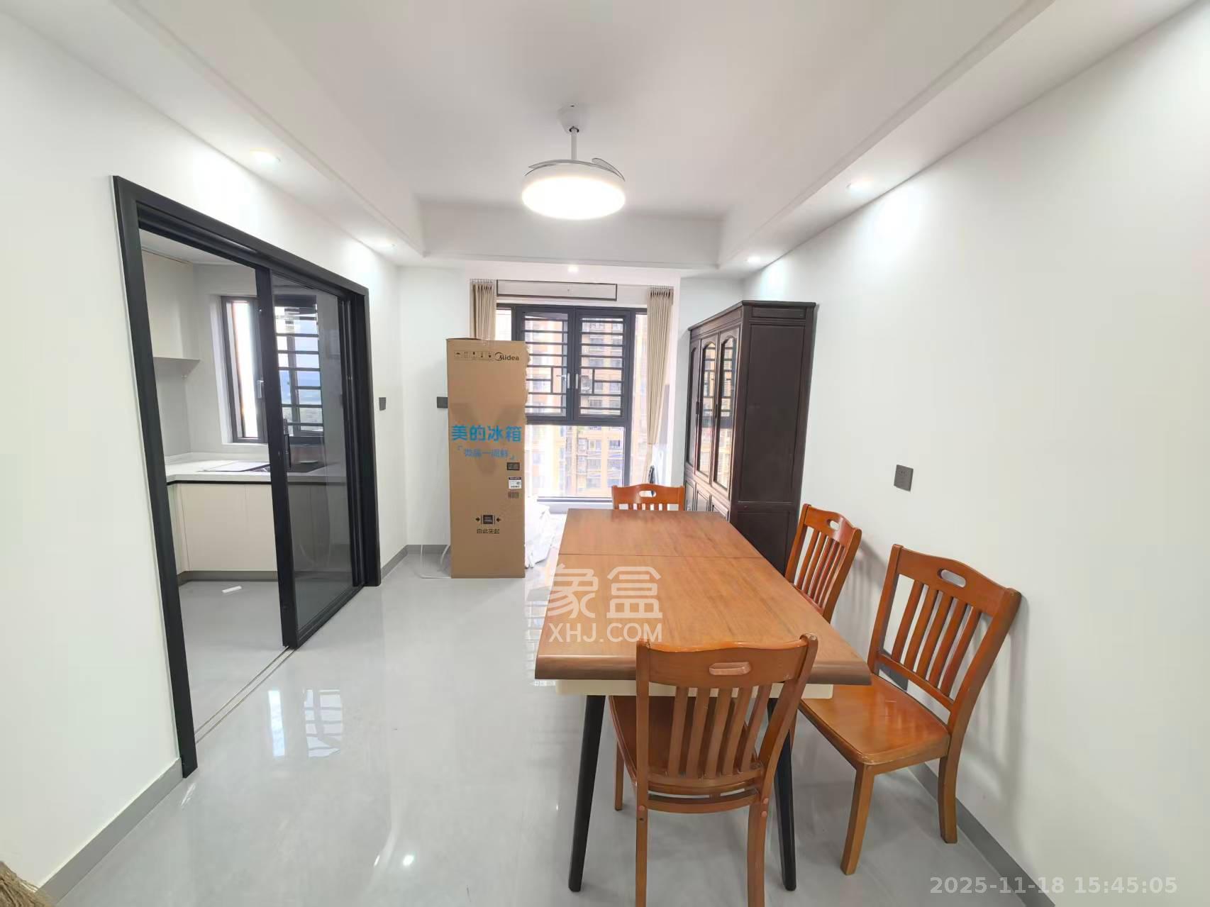 荣盛花语城  4室2厅2卫    2500.0元/月室内图