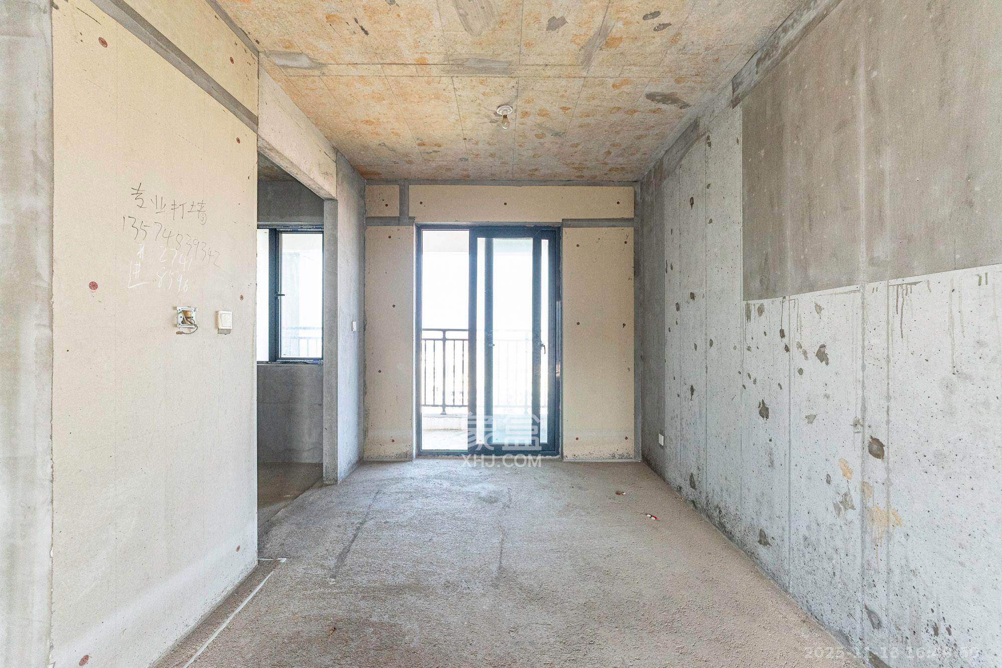 旭辉汇樾城  4室2厅2卫    90.0万客厅