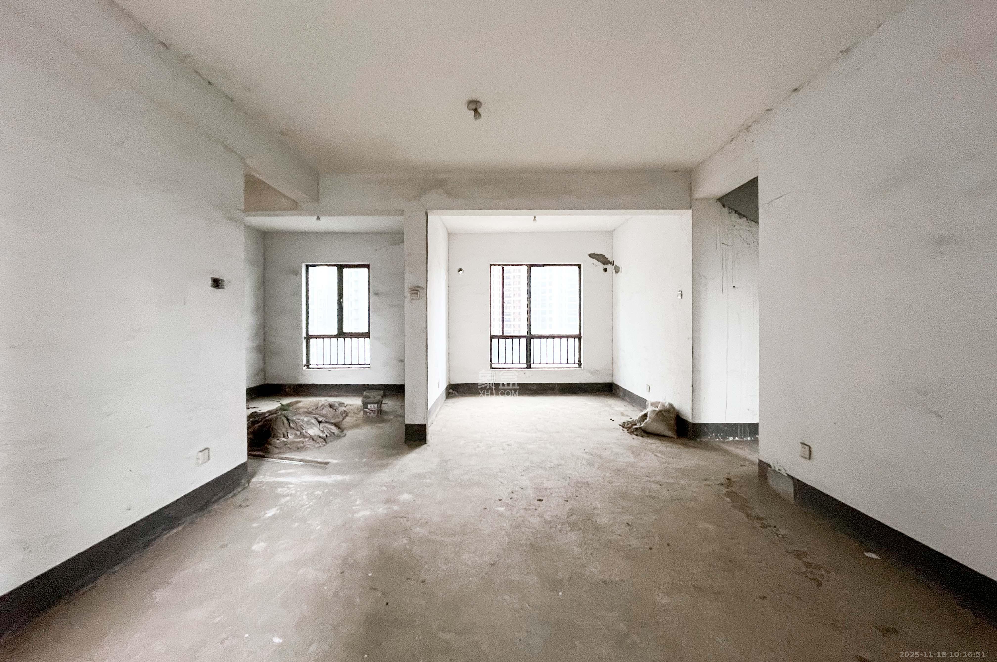 达美D6区  4室2厅2卫    110.0万客厅