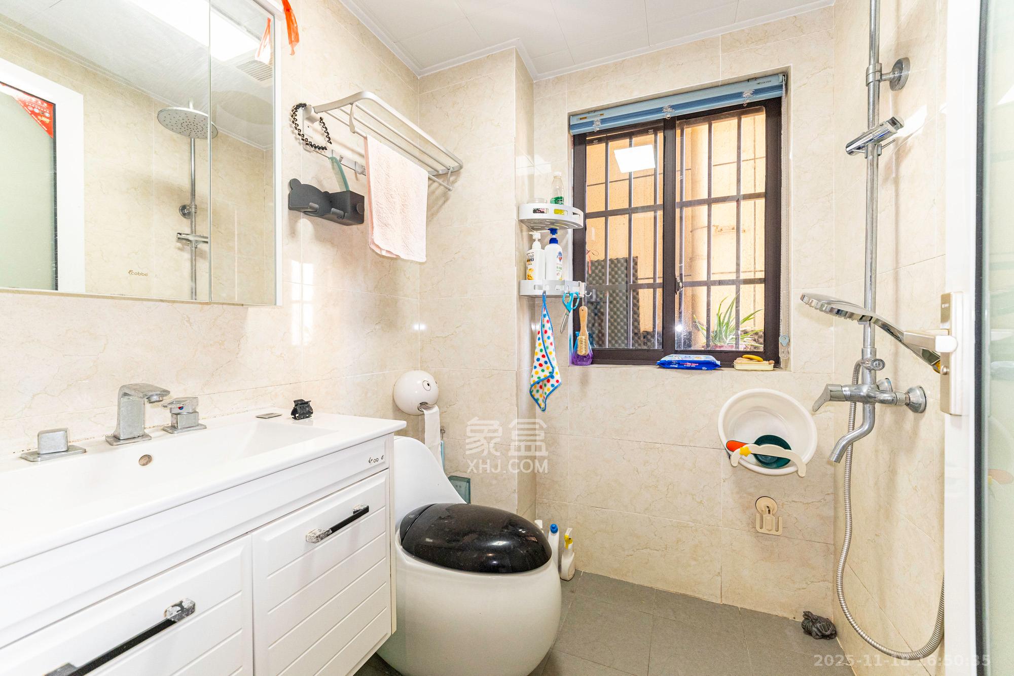 东方美地  3室2厅1卫    66.8万卫生间