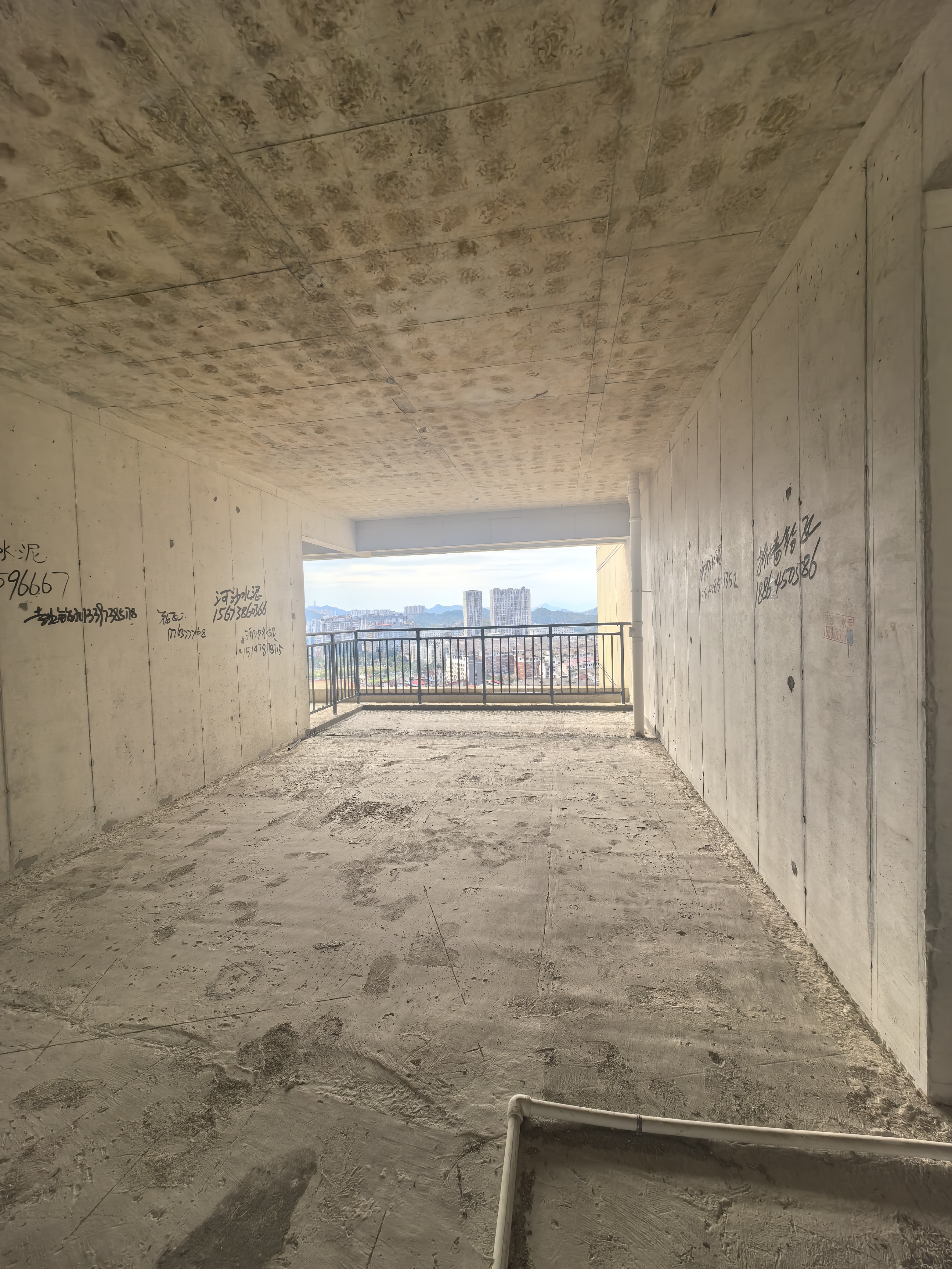 湘中府央玺  1室0厅0卫    92.0万客厅