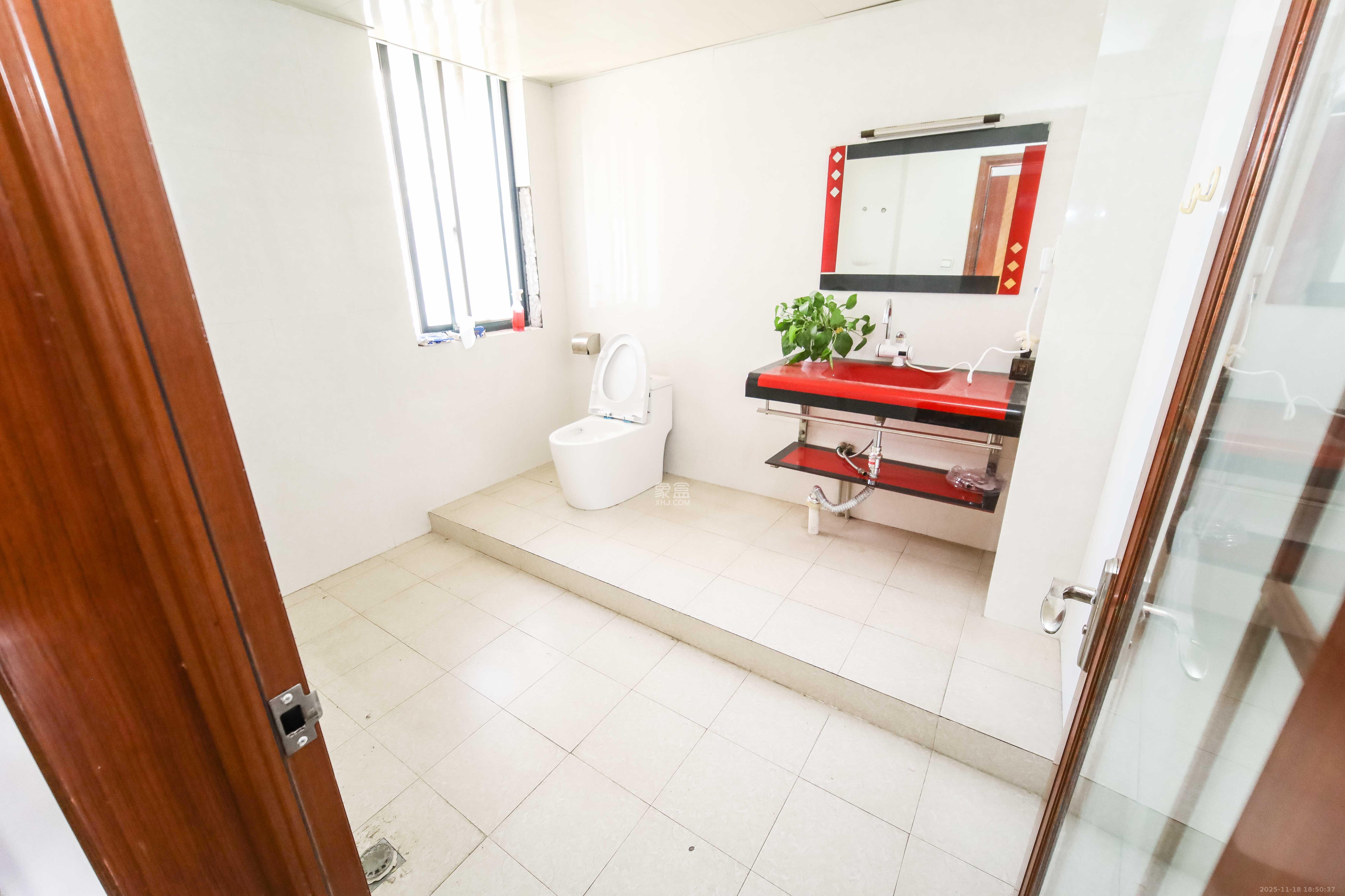 世嘉国际华城  4室2厅2卫    152.0万卫生间