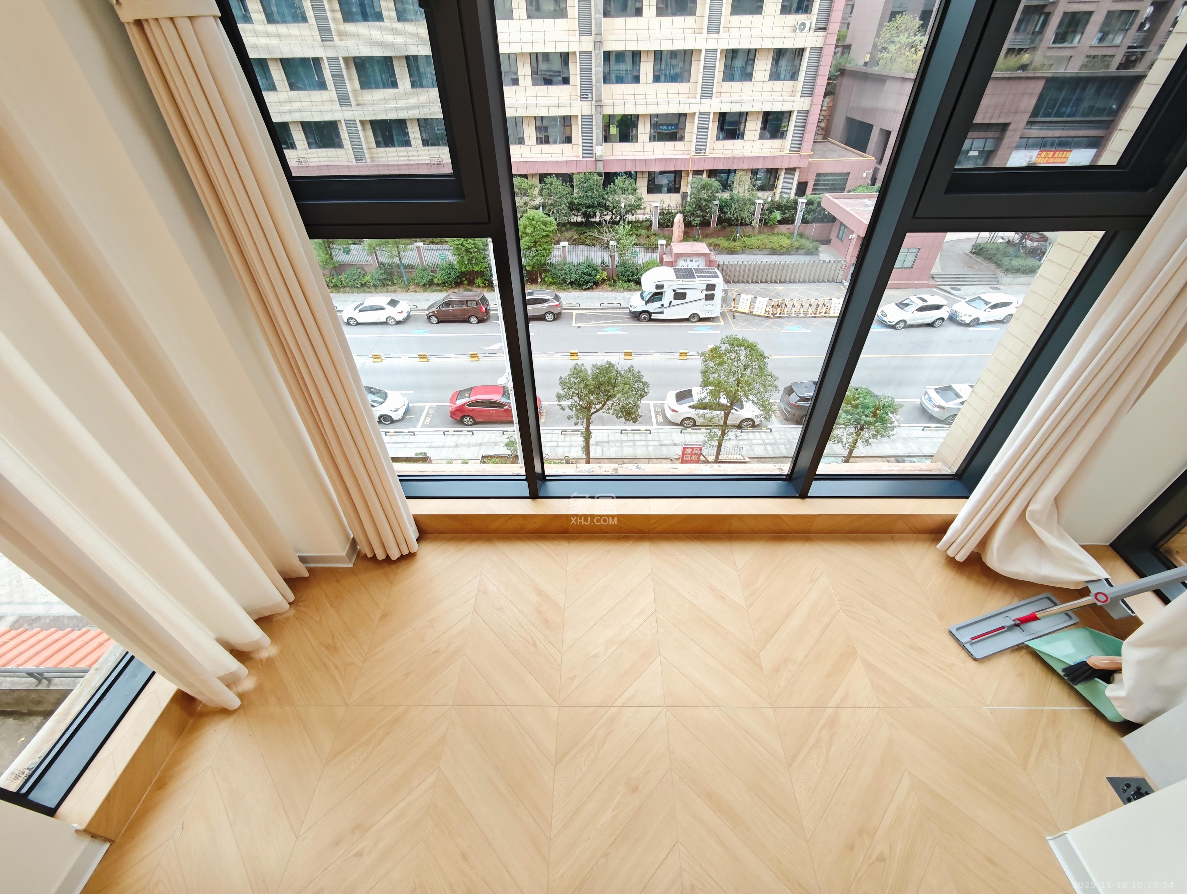 宏聚地中海  3室2厅2卫    109.8万阳台