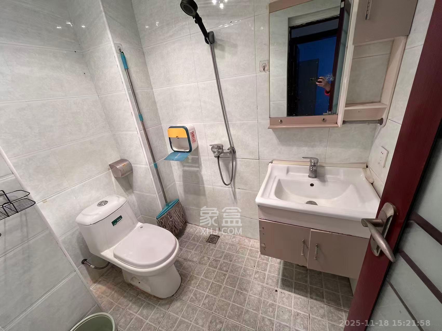 蓝湾国际广场 2室1厅1卫 2400.0元/月 蓝湾国际广场 2室1厅1卫 2400.0元/月室内图