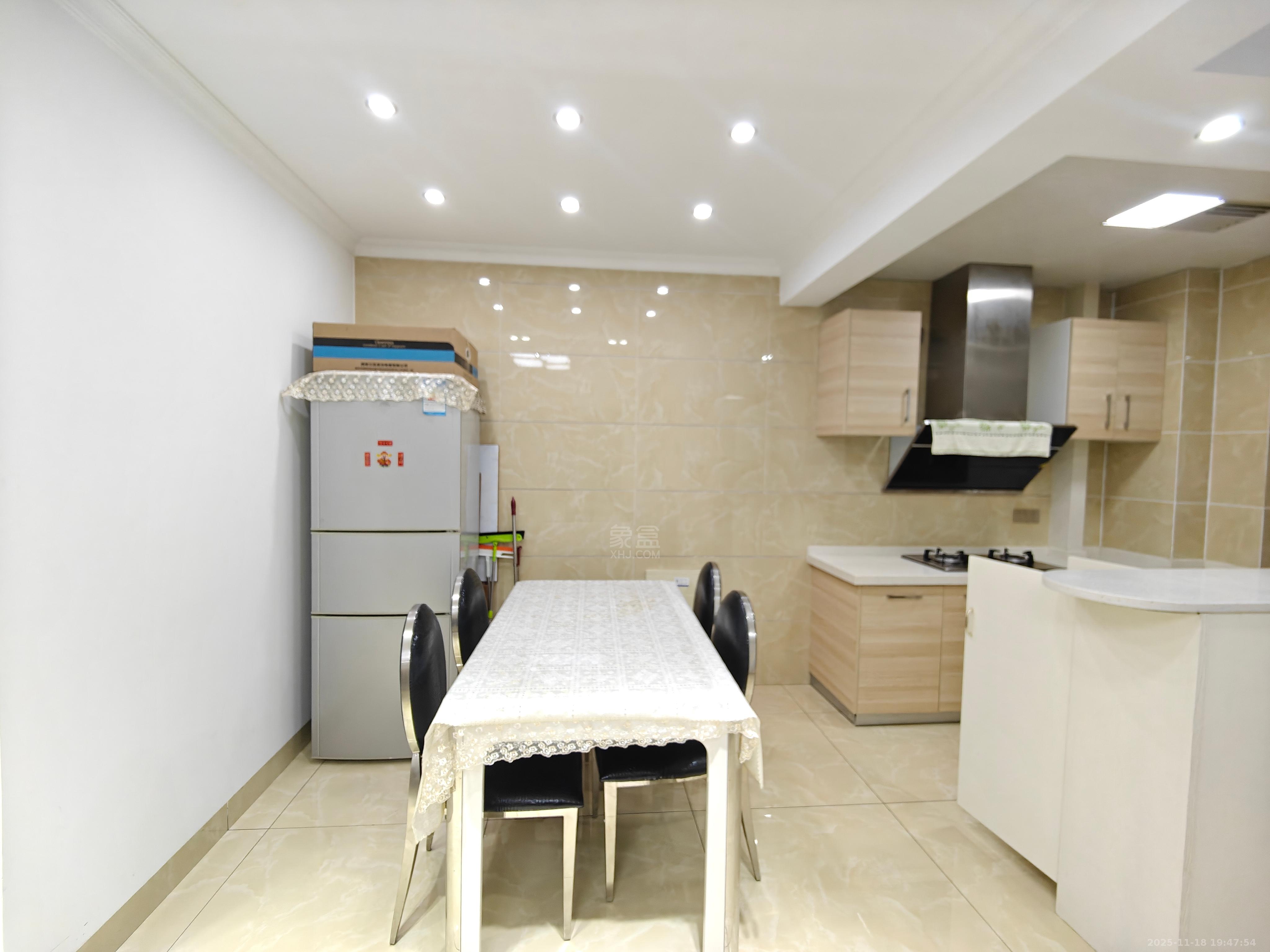 美的城三期  2室2厅1卫    1600.0元/月室内图