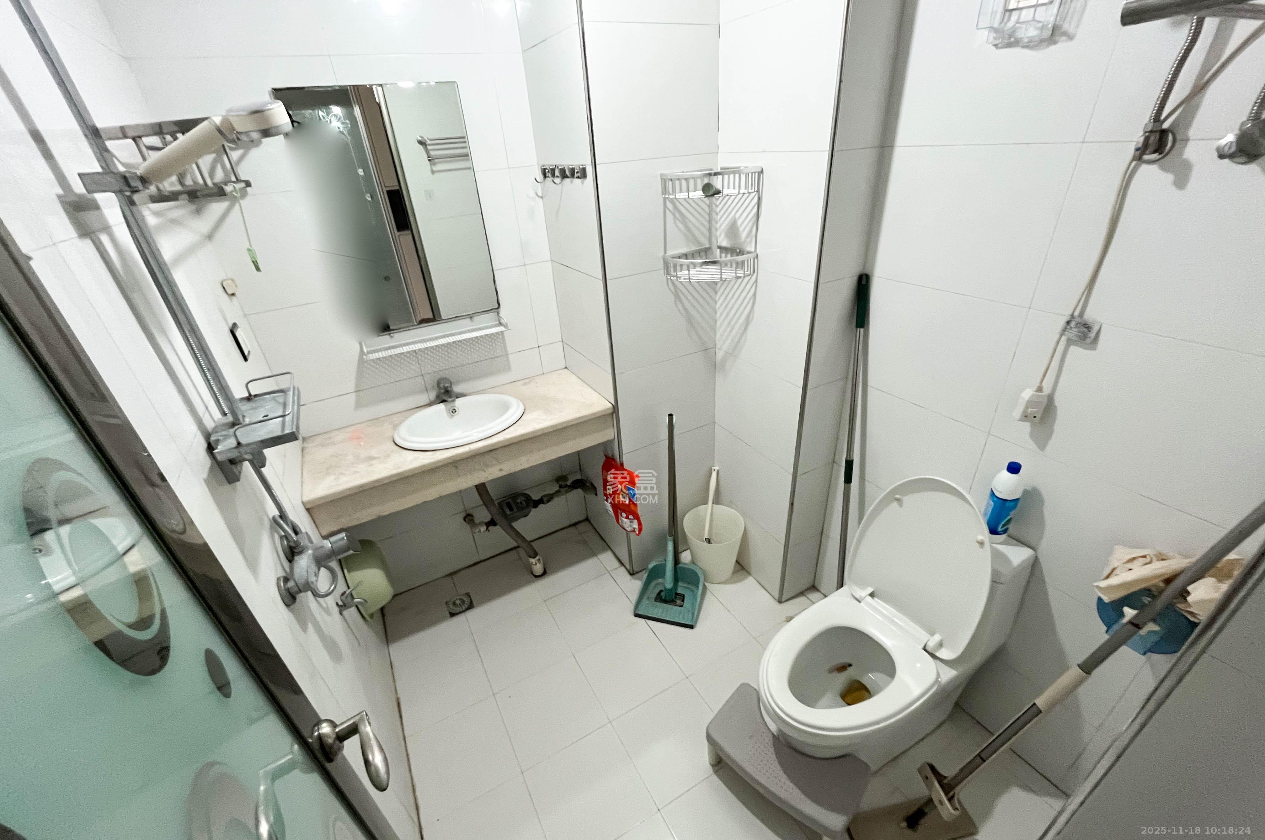 观湖公寓  1室1厅1卫    25.0万卫生间