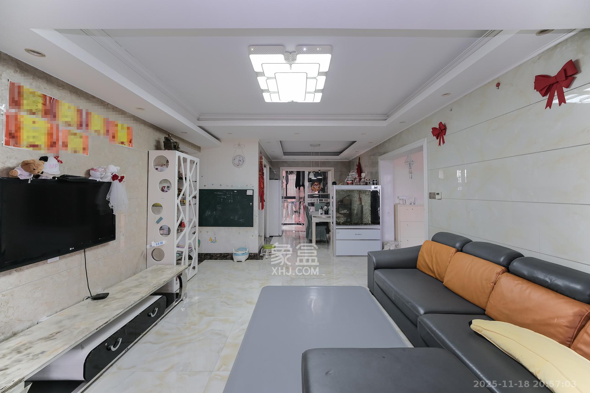 盛地尊域  3室2厅2卫    75.0万客厅