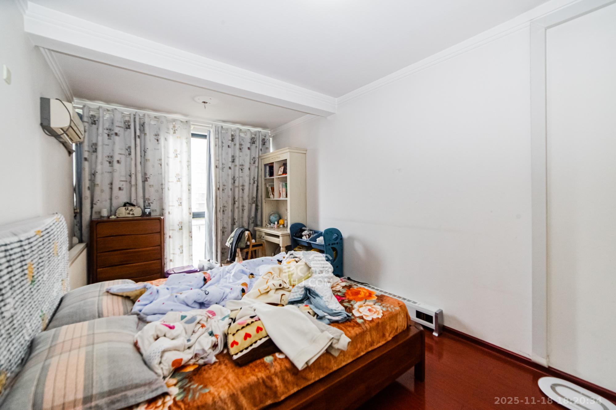 万国城(当代满庭春MOMA)一期 3室2厅2卫 110.0万 万国城(当代满庭春MOMA)一期 3室2厅2卫 110.0万卧室