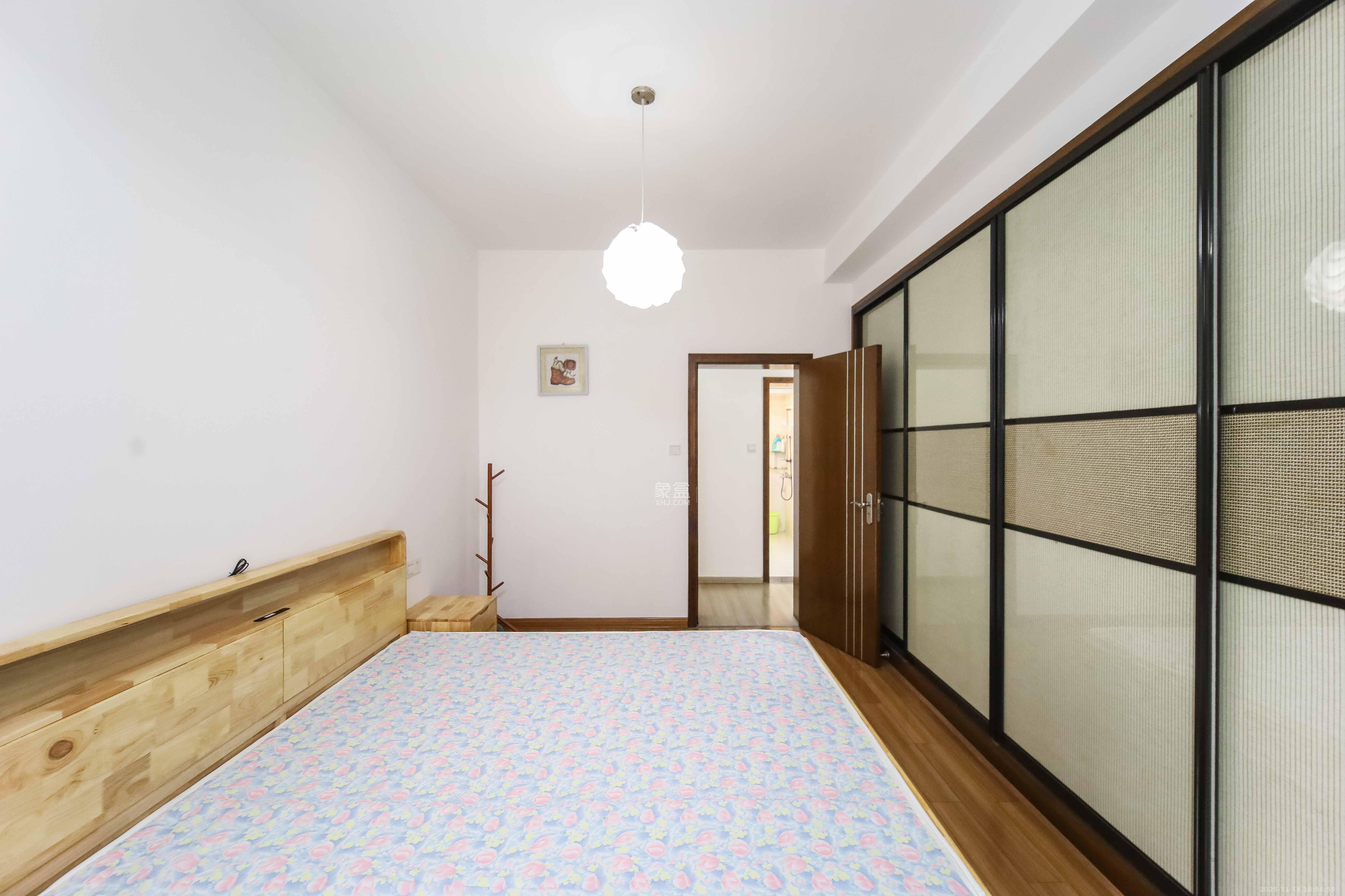 芙蓉公寓 4室2厅2卫 147.0万 芙蓉公寓 4室2厅2卫 147.0万卧室