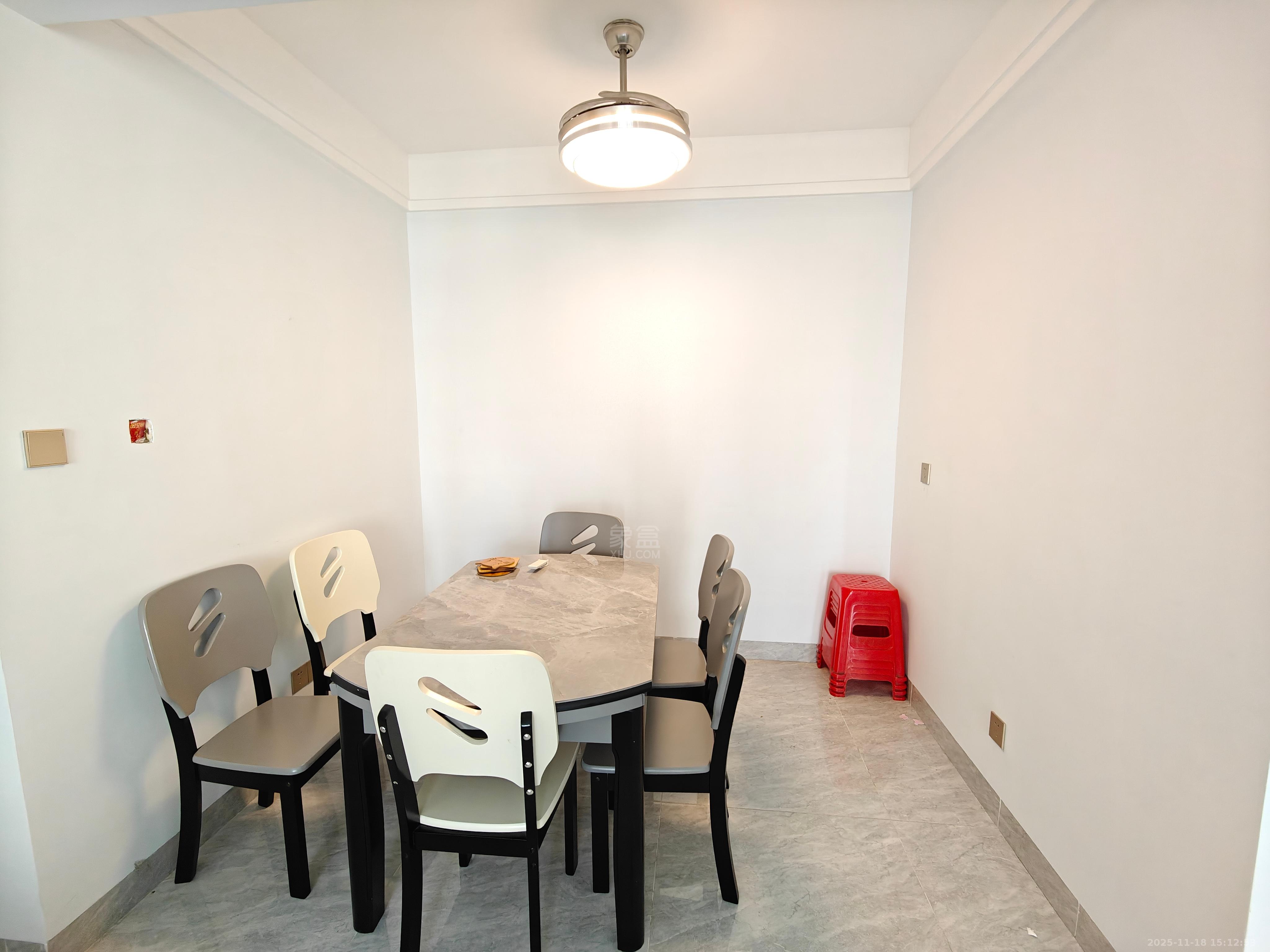 美的城四期  3室2厅2卫    2000.0元/月室内图