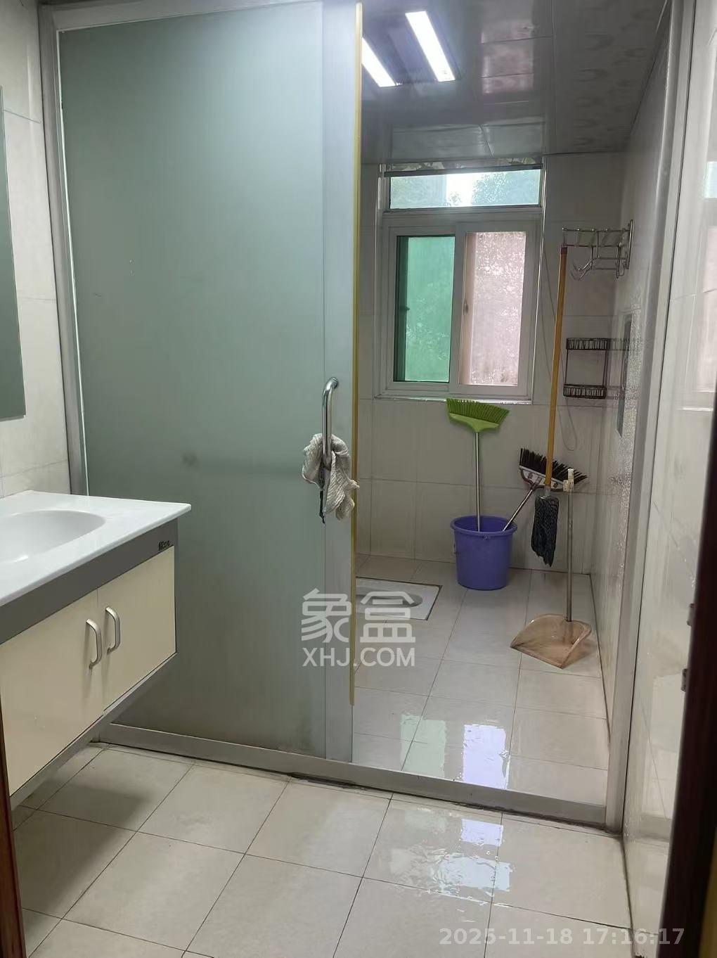 麓谷加州阳光  3室2厅2卫    2300.0元/月室内图