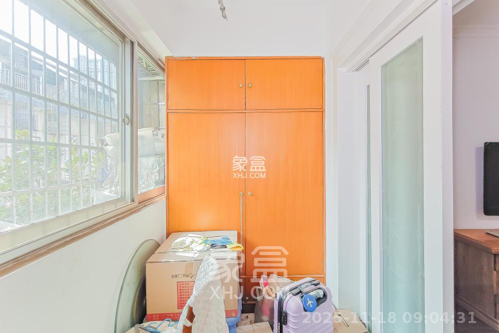 南建公寓  3室2厅2卫    2000.0元/月室内图