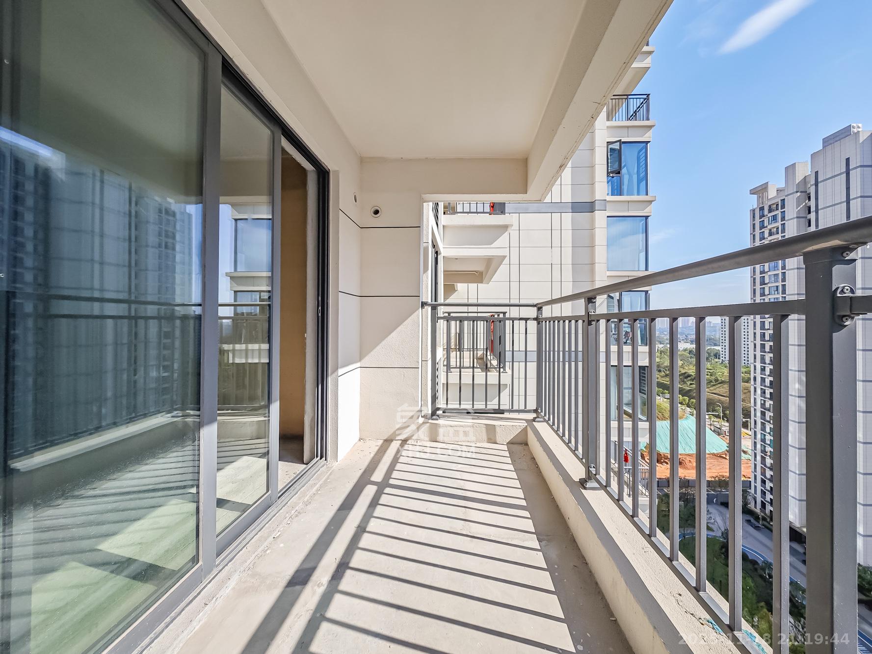 长沙北中心保利时代C区  4室2厅2卫    110.0万阳台