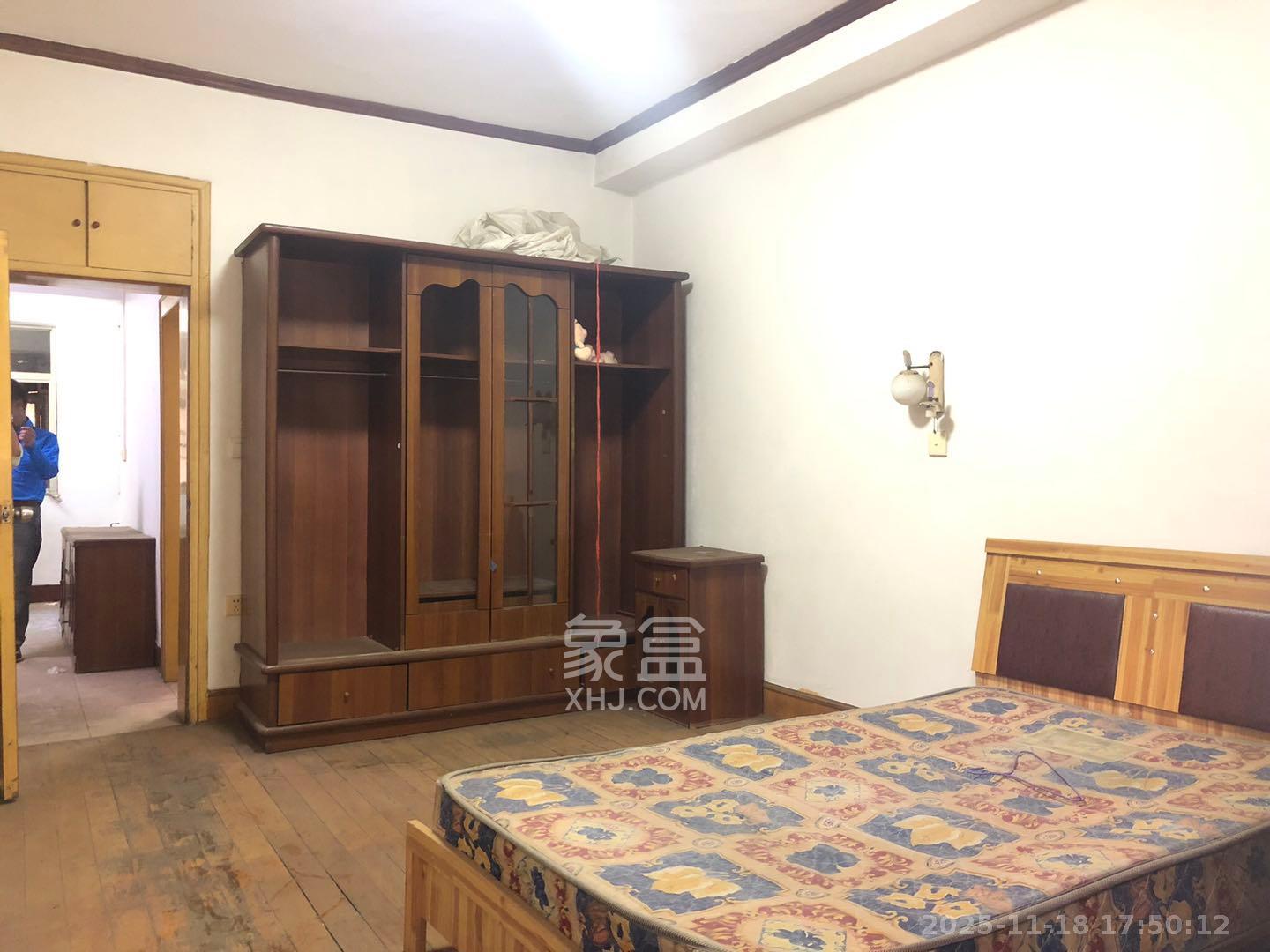 长岭水电八局宿舍  3室1厅1卫    1000.0元/月